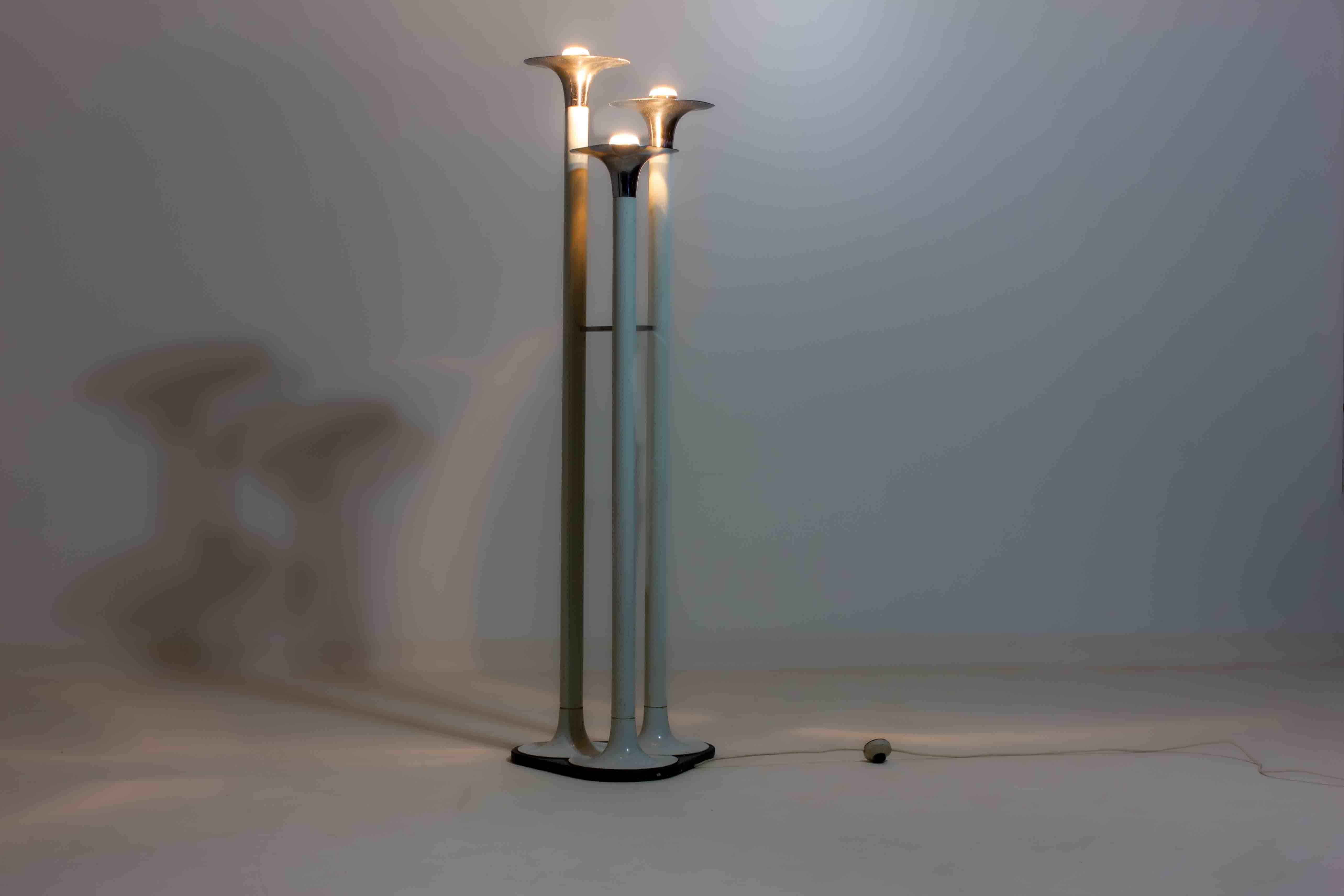 French tripod floor lamp with trumpet shades in chrome and enamel, 1960s For Sale 2
