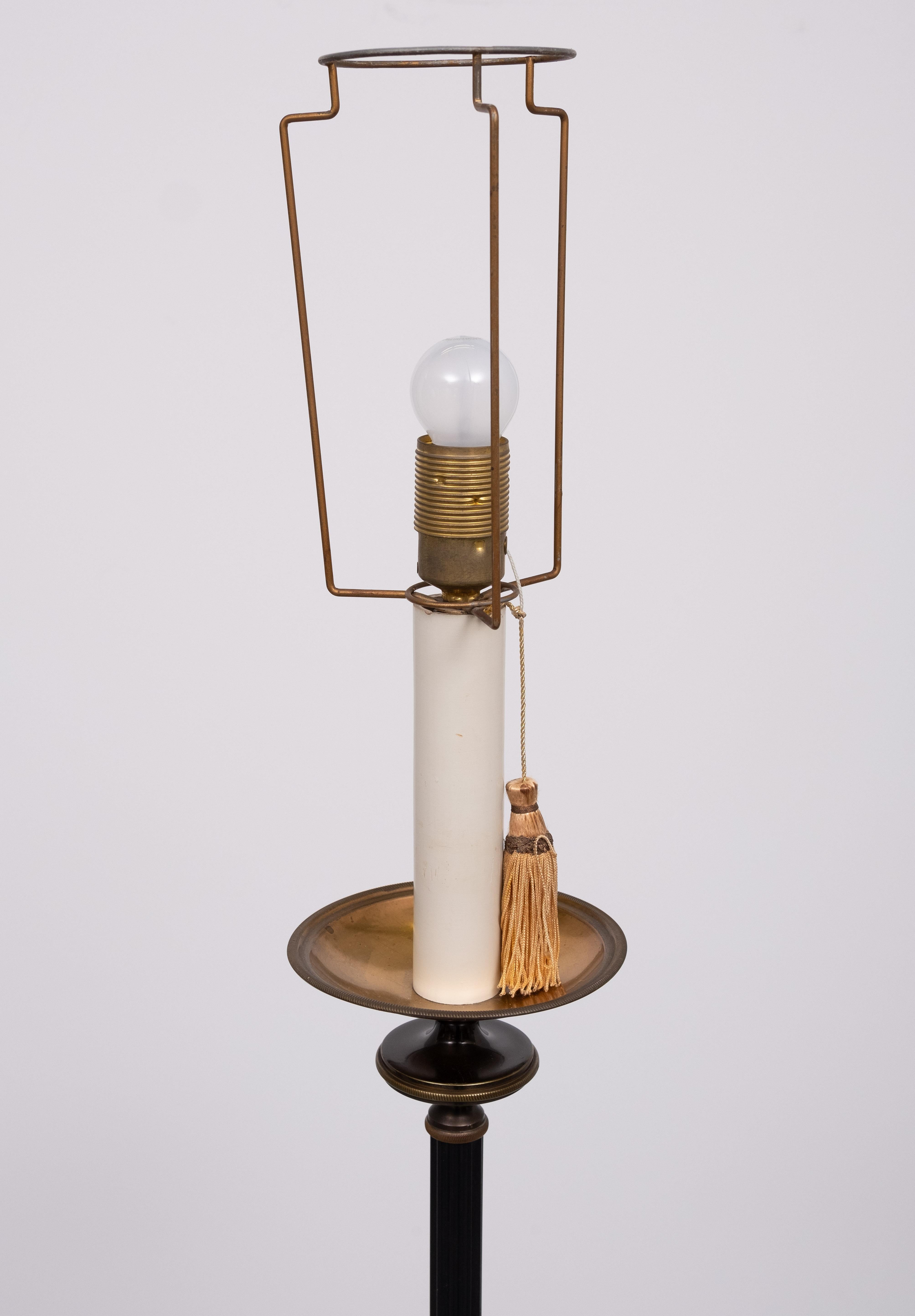 Lampada da terra francese a treppiede in verde e ottone con il loro colore originale, 
Bellissima lampada da terra classica . Qualità molto buona. viene fornito con un 
Il paralume si abbina perfettamente, è così elegante. Uno grande 
Lampadina E27
