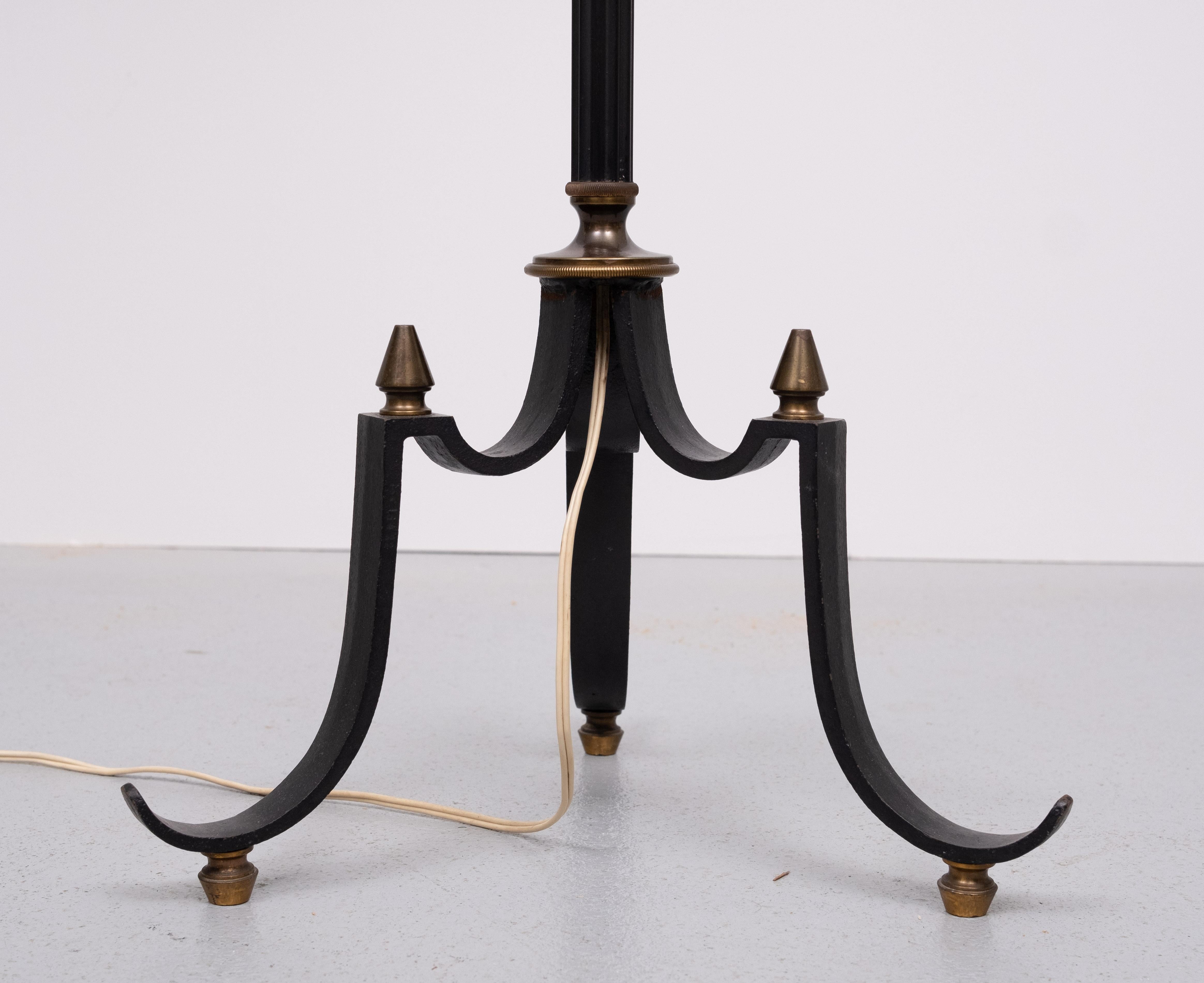 Neoclassico Superba lampada da terra francese a treppiede in verde e ottone  1950s in vendita