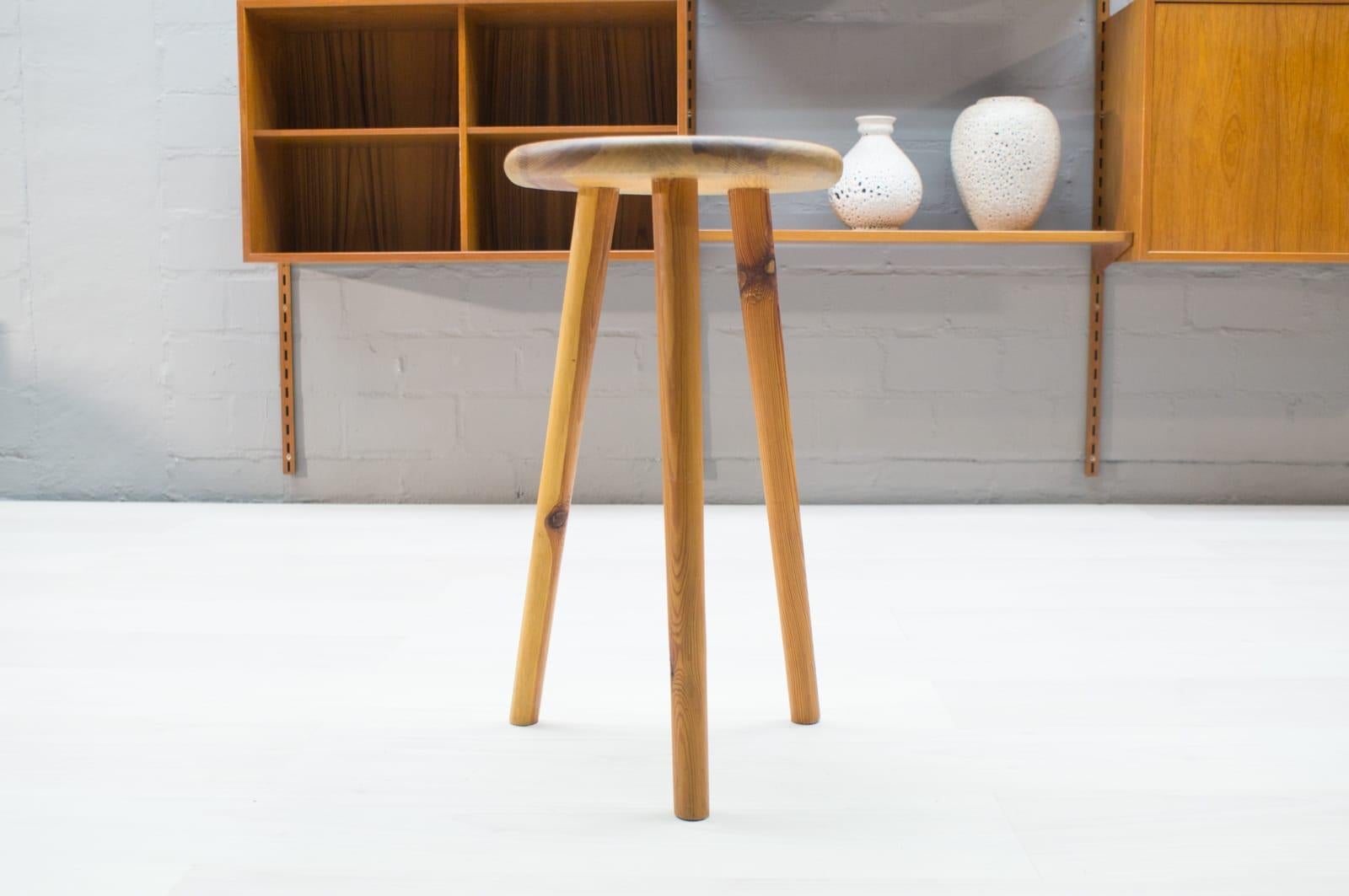 Provincial français Tabouret tripode français en bois de pin:: années 1960 en vente