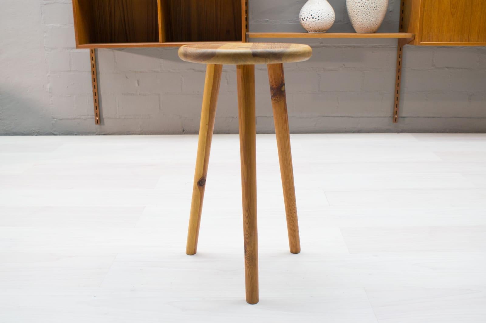 Français Tabouret tripode français en bois de pin:: années 1960 en vente