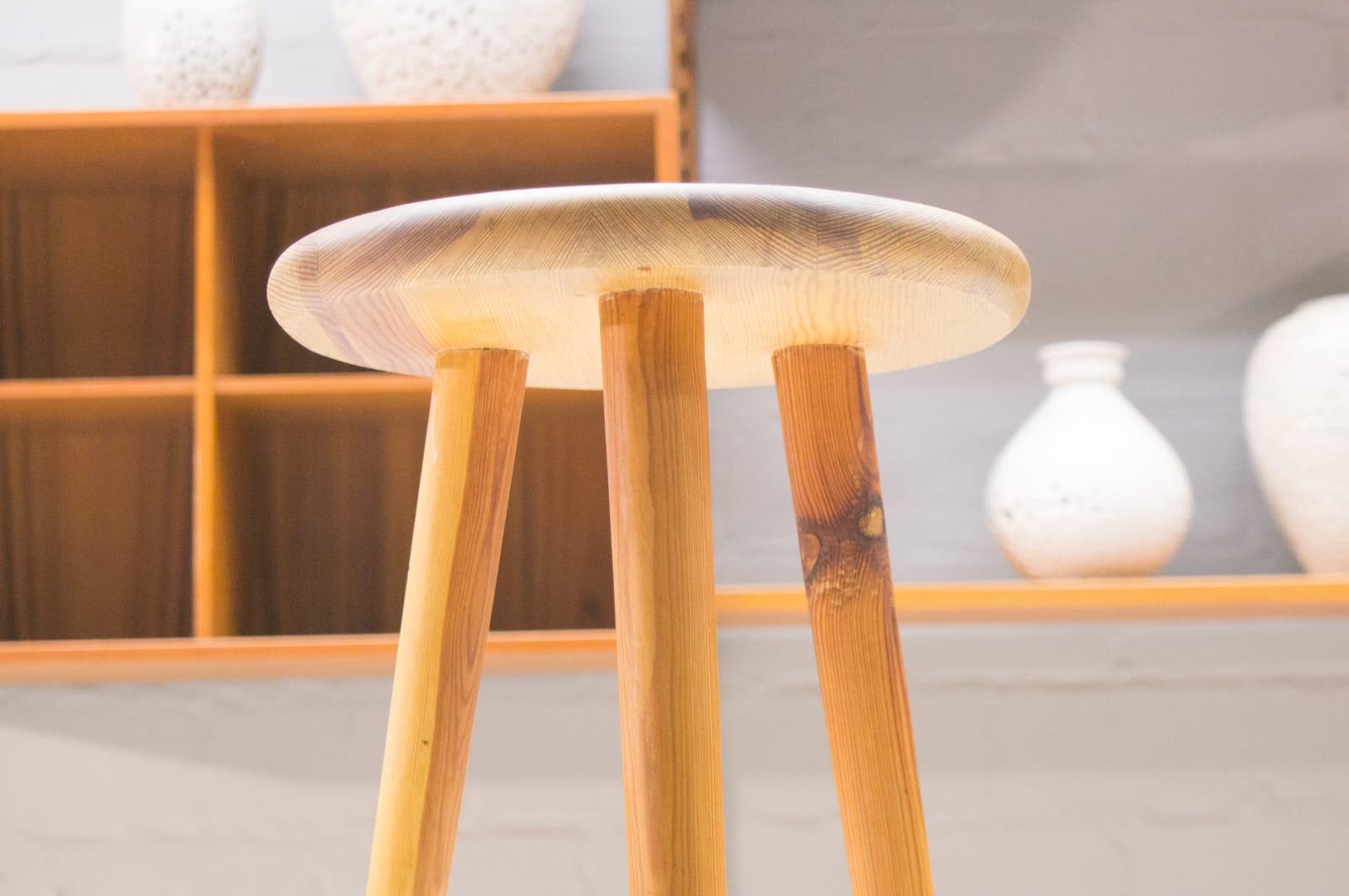 Tabouret tripode français en bois de pin:: années 1960 Bon état - En vente à Nürnberg, Bayern