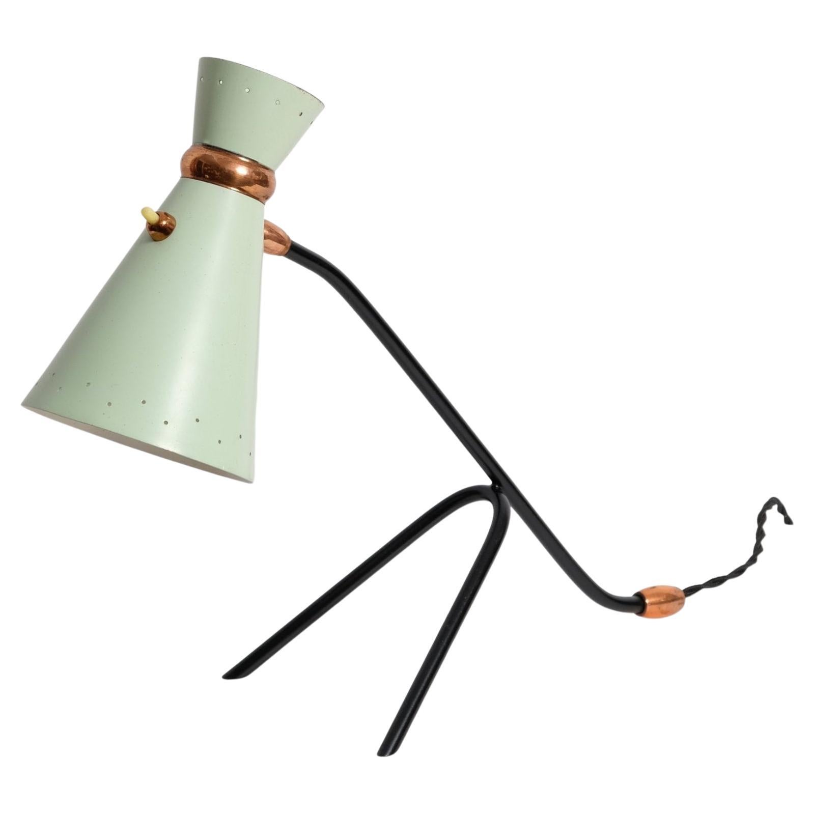 Lampada da tavolo francese a treppiede degli anni '50 con finiture in rame. Si consiglia di utilizzare una lampadina a incandescenza E-26 Edison a base media da 40 watt o una lampadina a LED/CFL.

Condizioni eccellenti.  Ricablato con una nuova