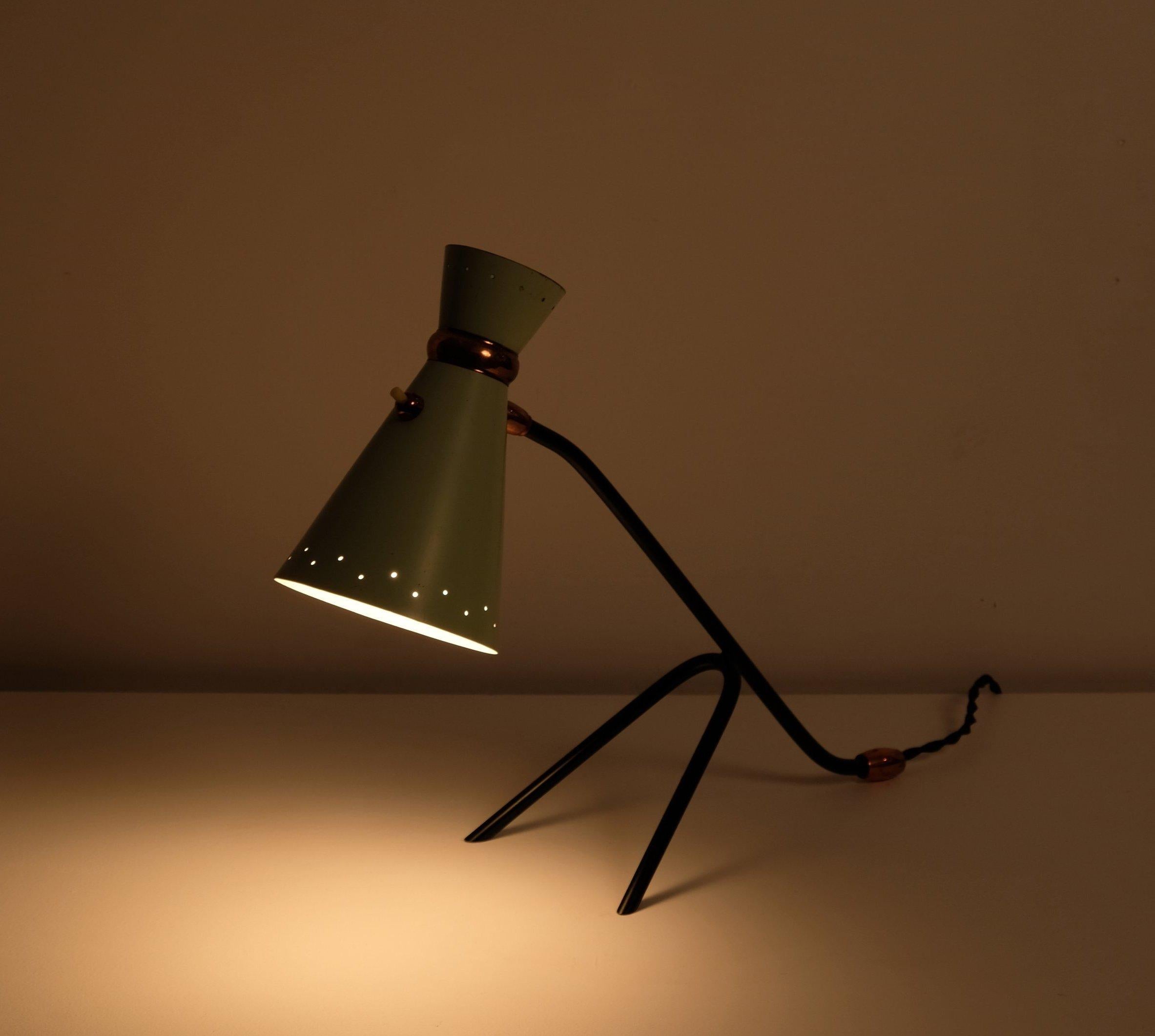 Mid-Century moderno Lampada da tavolo francese a treppiede con finiture in rame, anni '50 in vendita