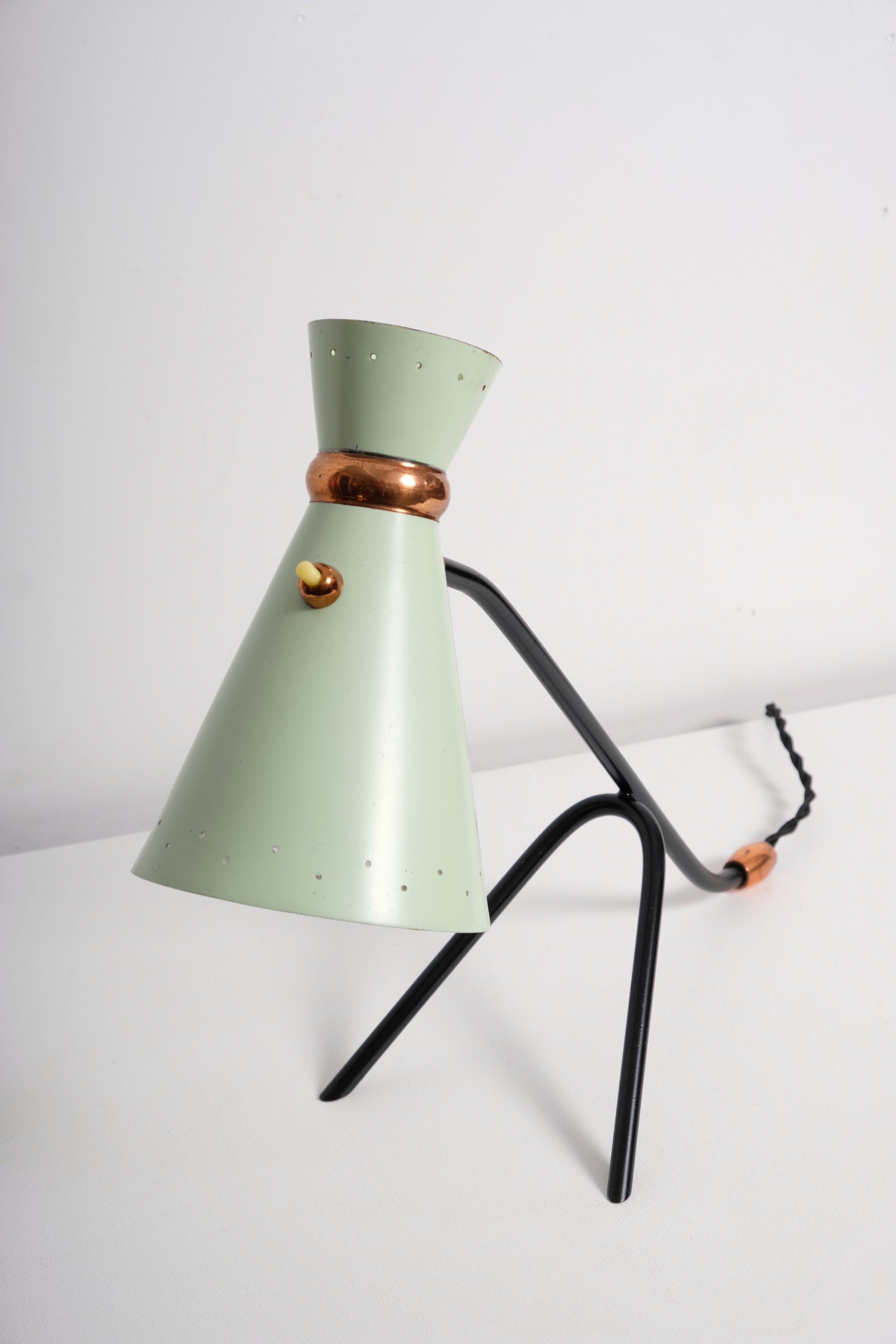 Lampada da tavolo francese a treppiede con finiture in rame, anni '50 In condizioni buone in vendita a Montréal, QC