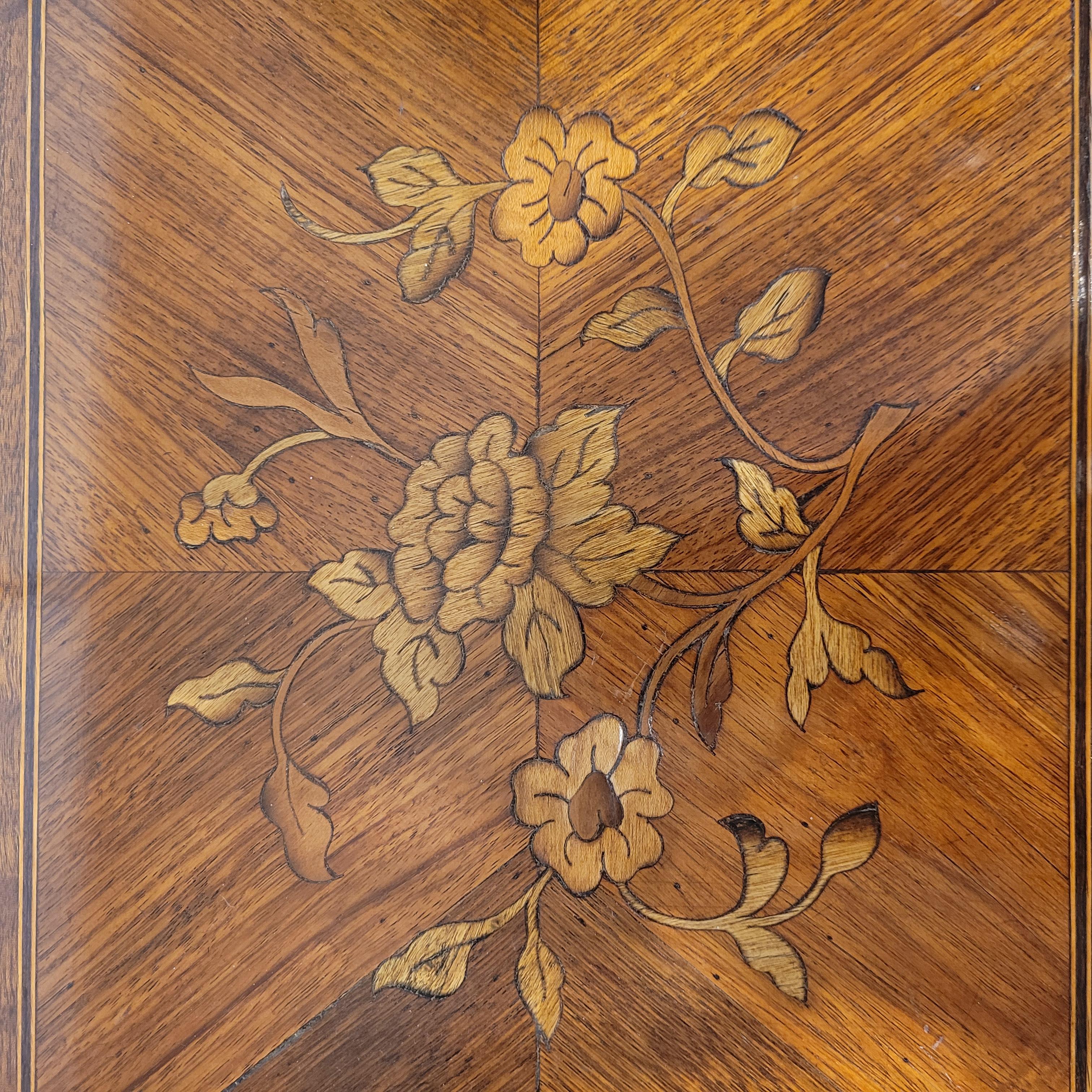Tavolino francese trompe l'oeil, Napoleone III, legno, intarsi e pelle in vendita 4