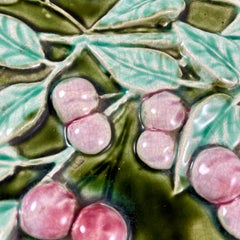 Placca da parete in maiolica francese Trompe l'Oeil smaltata con rami di ciliegio, firmata F. Perrot