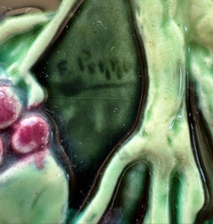 Französische Trompe-l'œil-Majolika-Wandtafel mit Weintrauben, signiert F. Perrot, um 1890