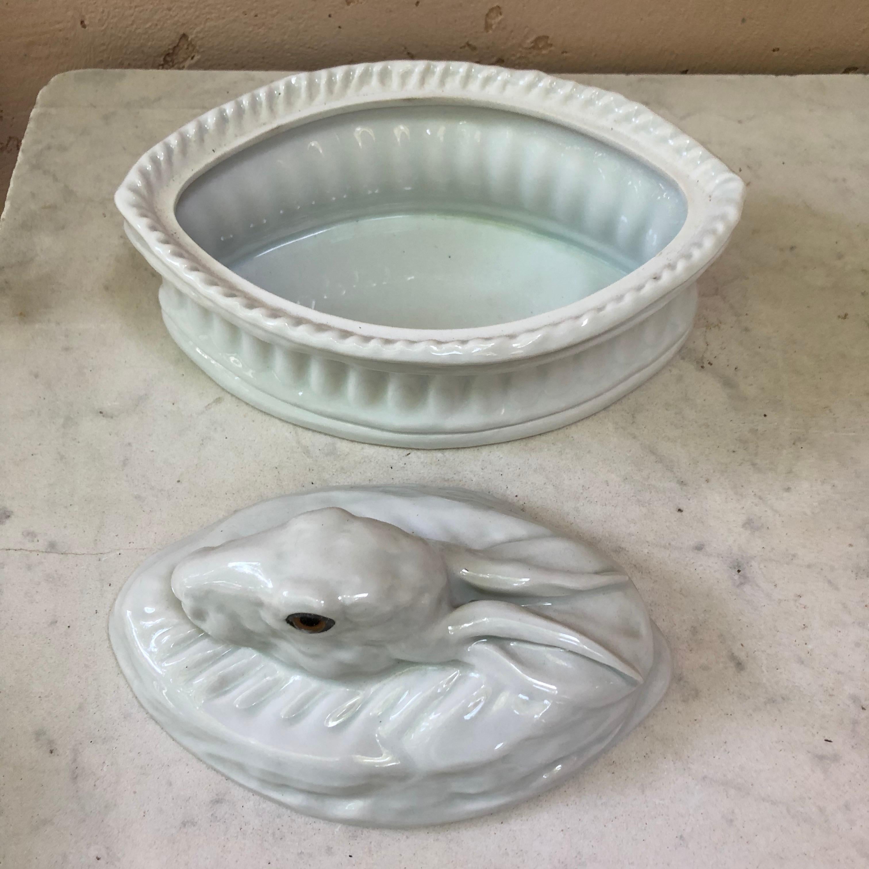 Soupière à pâté en porcelaine blanche Trompe L'oeil pour lapin Pillivuyt Mehun Bon état à Austin, TX