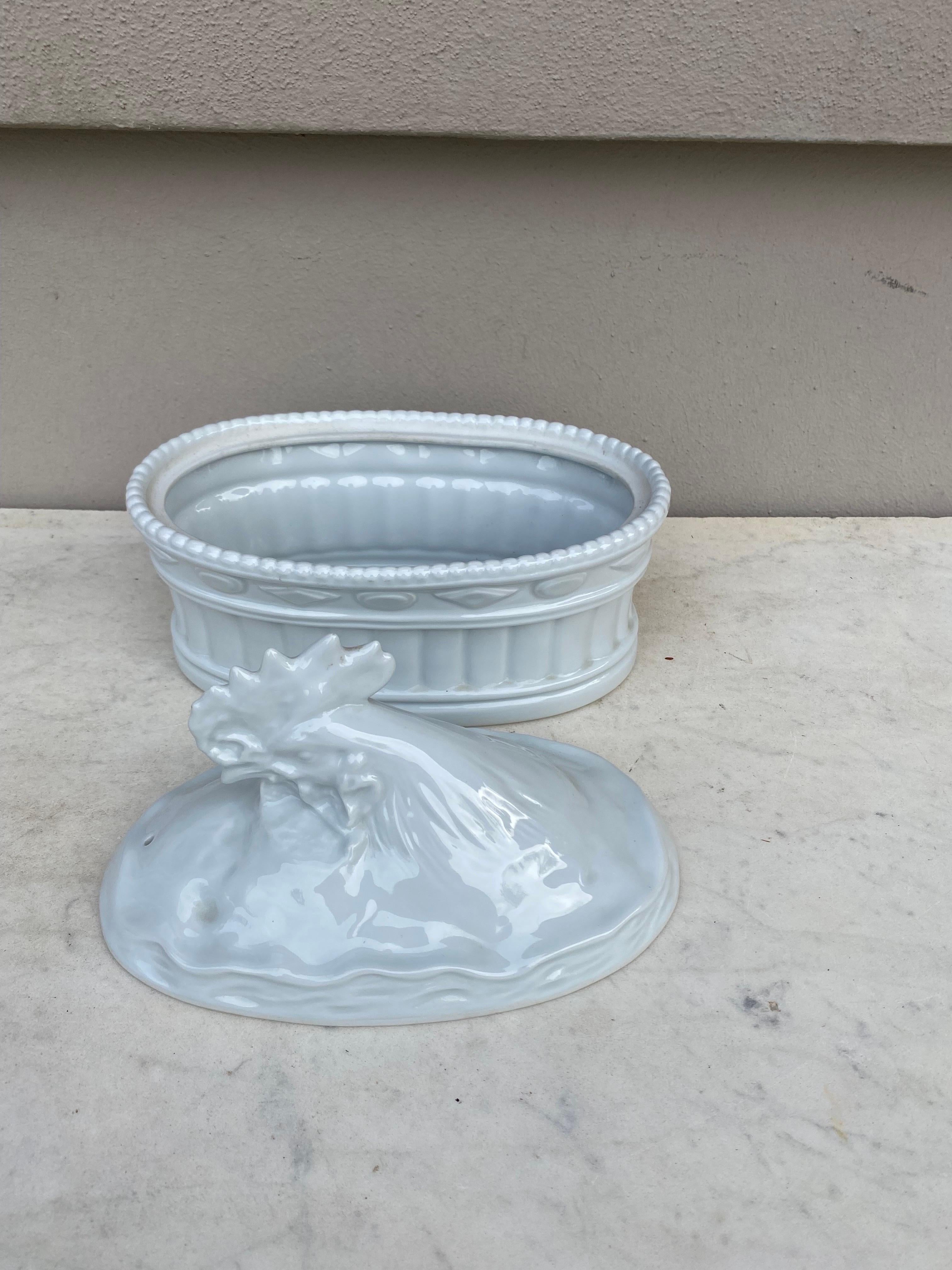 Rustique Soupière à pâté en porcelaine blanche avec coq en trompe l'oeil en vente