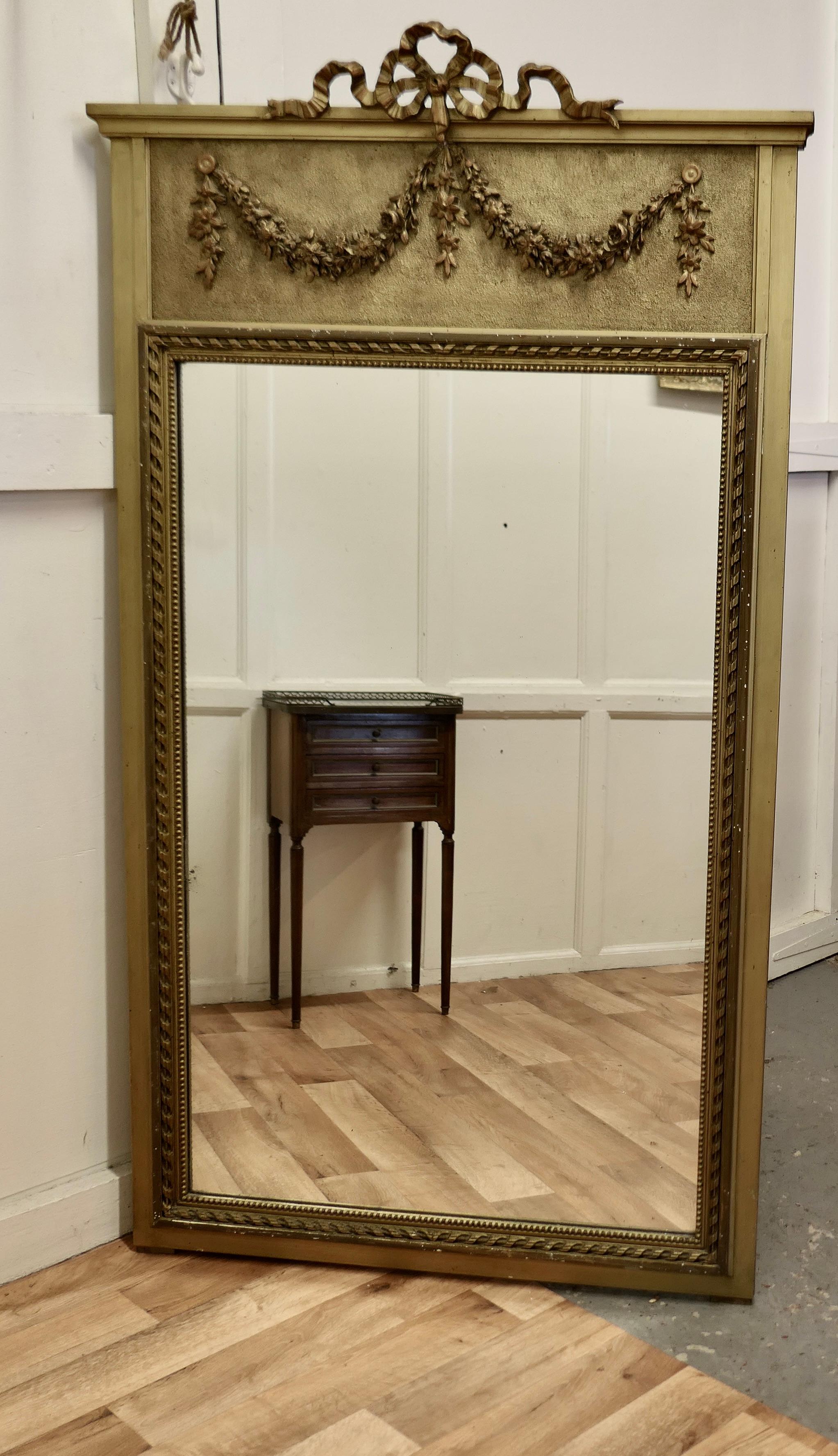 Miroir Console Pier de style Trumeau français  

Ce grand miroir est une pièce élégante, il a un cadre doré vieilli avec des guirlandes et des rubans décorant le haut et le large cadre moulé a une bordure de corde décorative dorée 
Le miroir date du