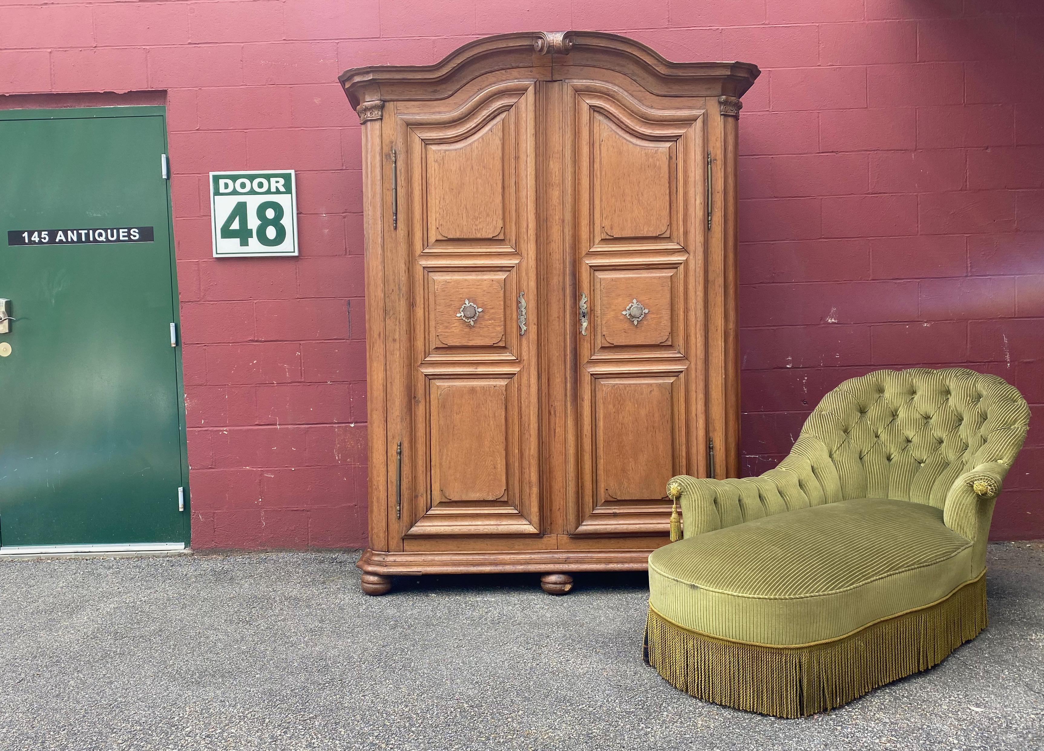 Classic French 19th century Napoleon III chaise lounge upholstered in green velvet with matching bouillon fringe with the interior back and arms beautifully tufted. The asymmetrical chaise is “ right- armed” and the front has a serpentine curve.