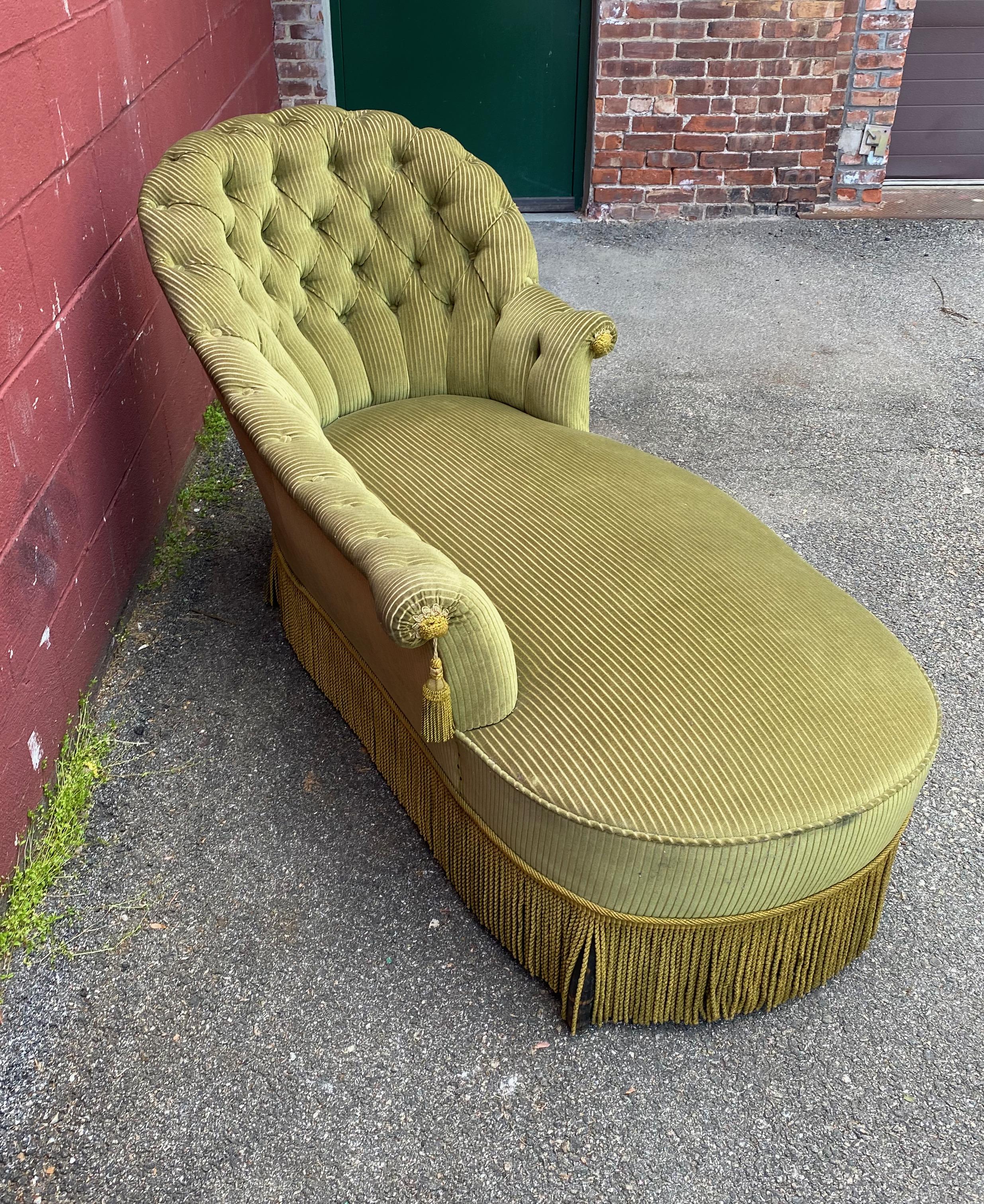 French Tufted Asymmetrical Chaise in Green Velvet In Good Condition In Buchanan, NY