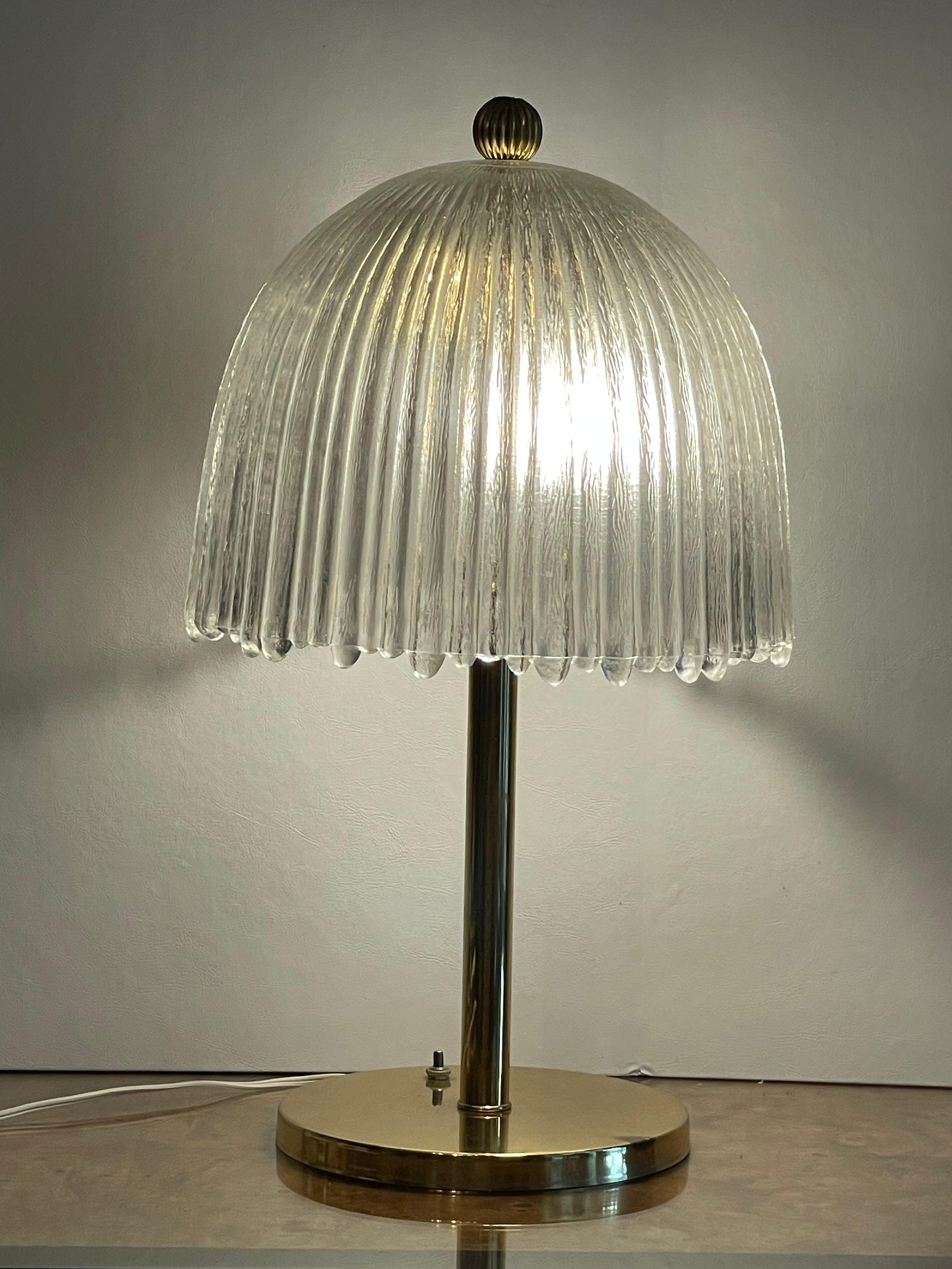 French Tulip Shade Brass Table Lamp in the Manner of Rene Latique In Good Condition For Sale In Bensalem, PA
