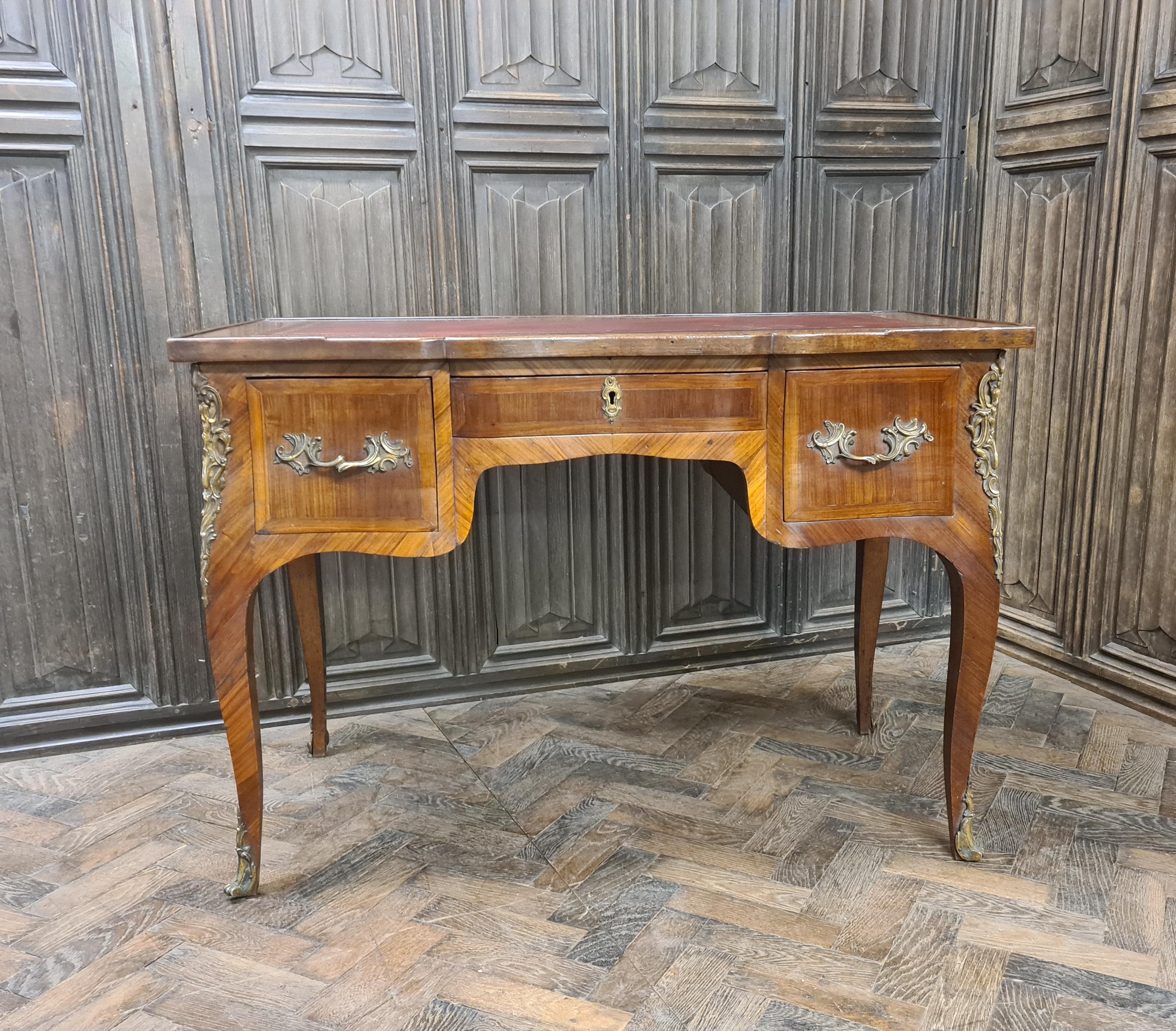 Französischer Tulpenholz-Schreibtisch (19. Jahrhundert) im Angebot