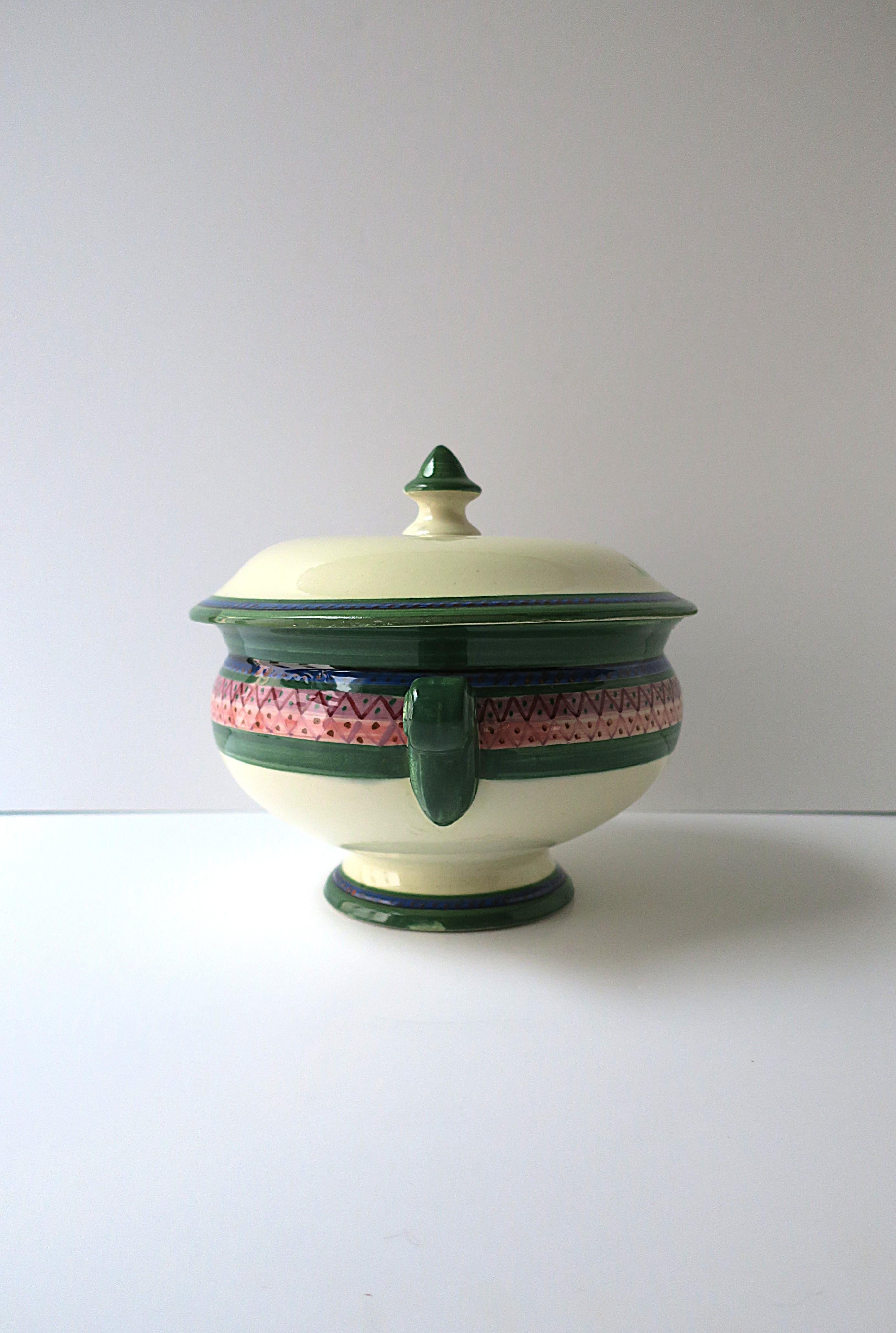 Soupière française Femme en robe en vente 4