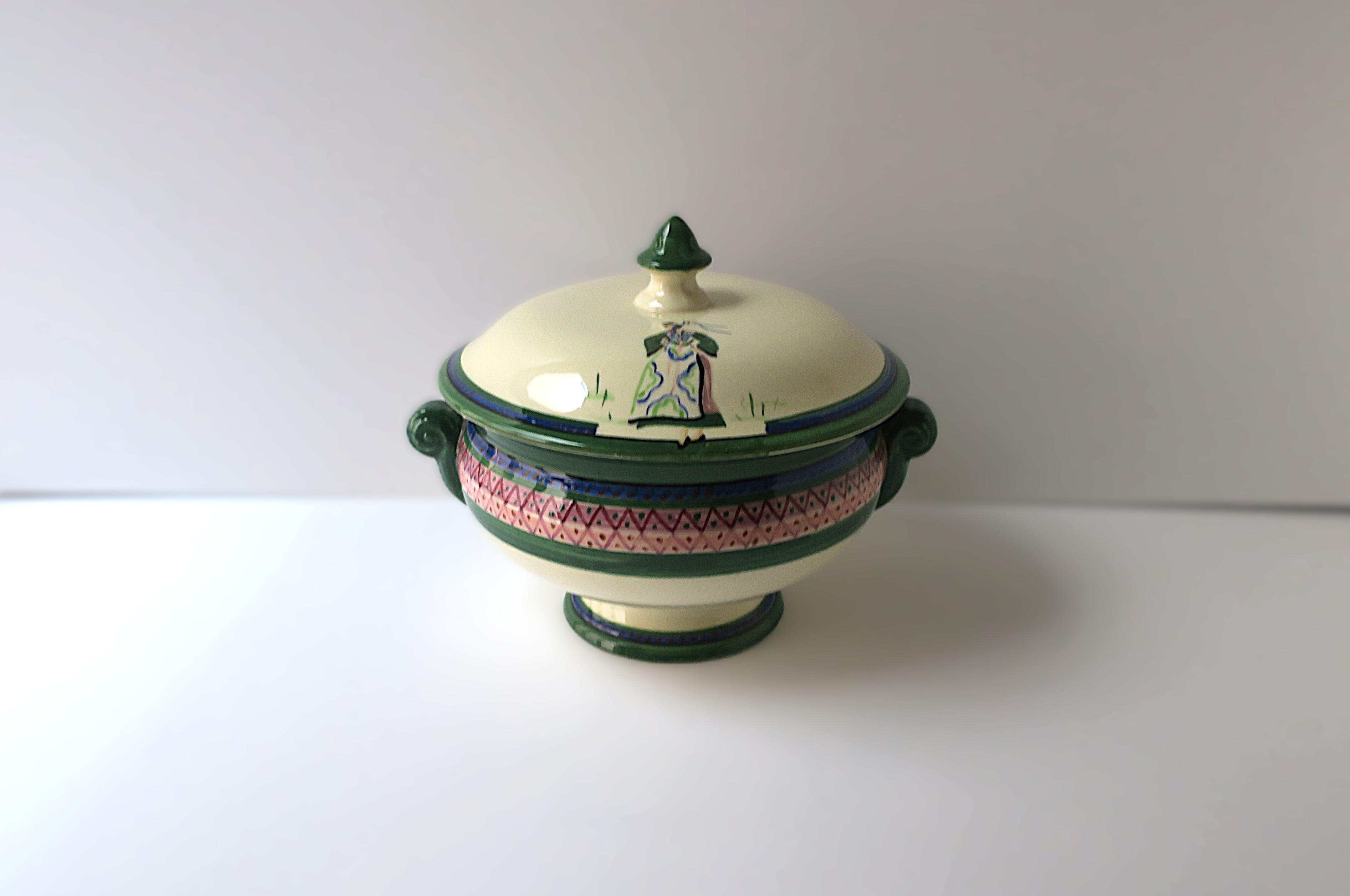 Français Soupière française Femme en robe en vente