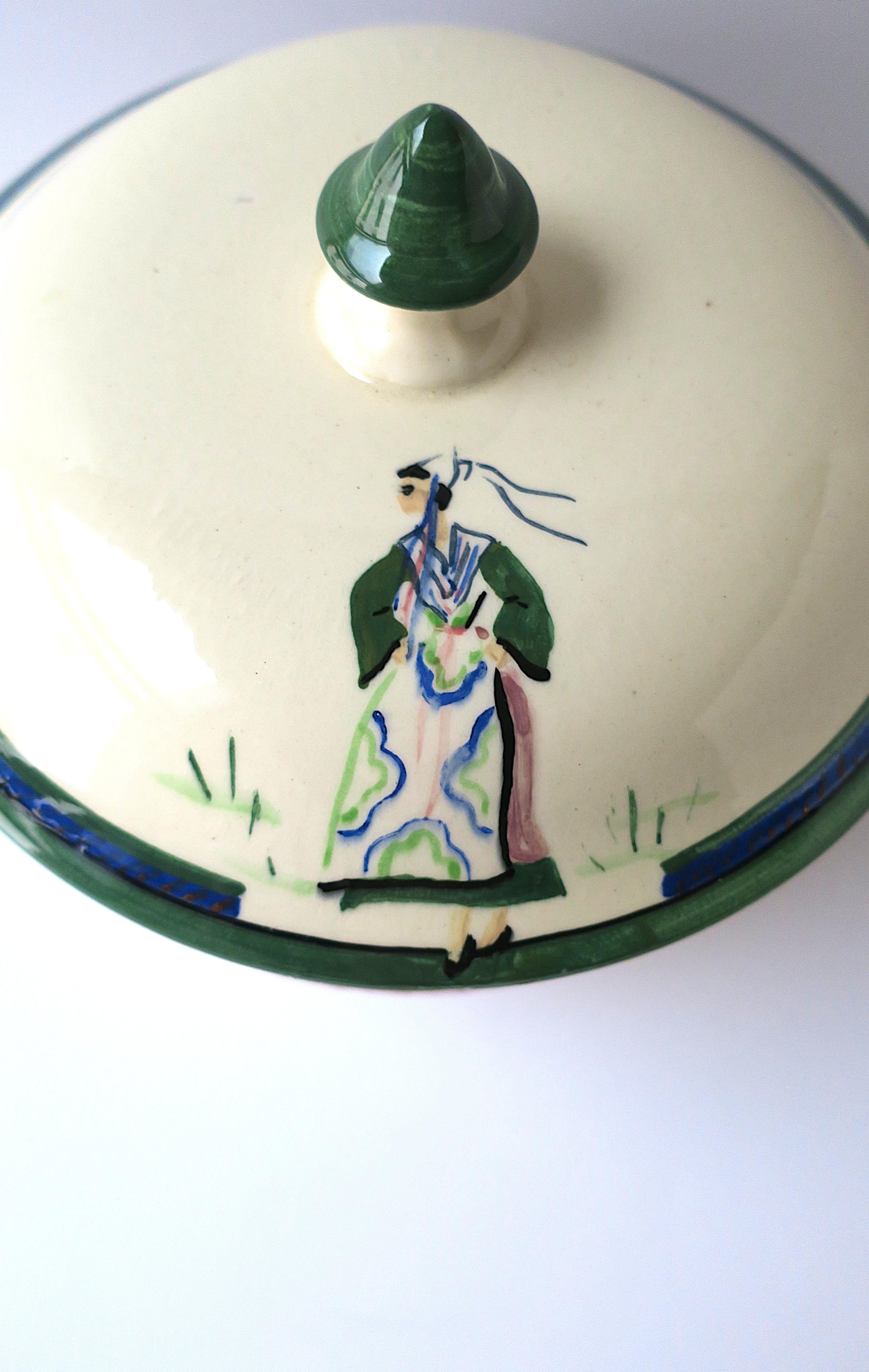 Peint à la main Soupière française Femme en robe en vente