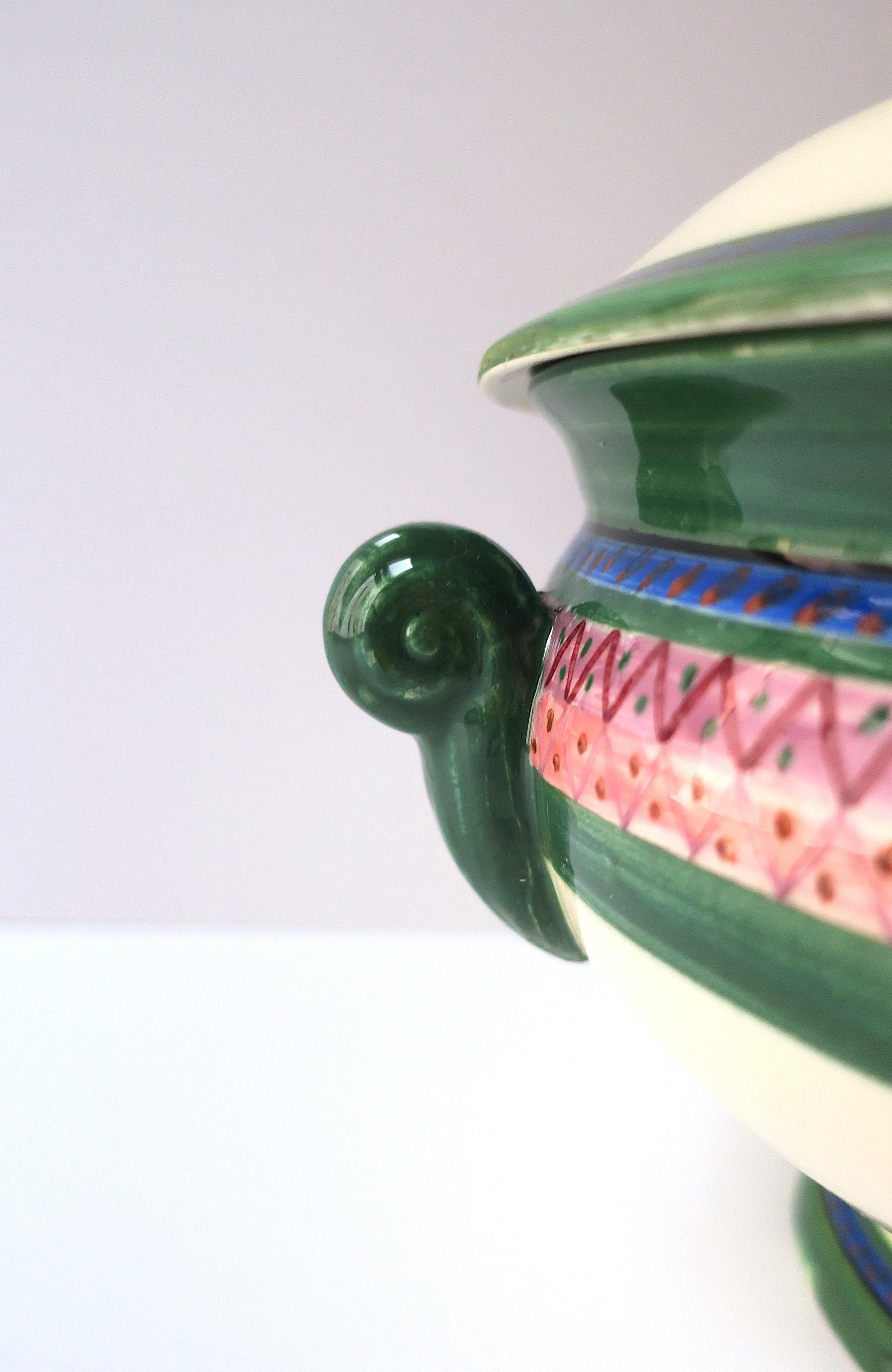 Soupière française Femme en robe Bon état - En vente à New York, NY