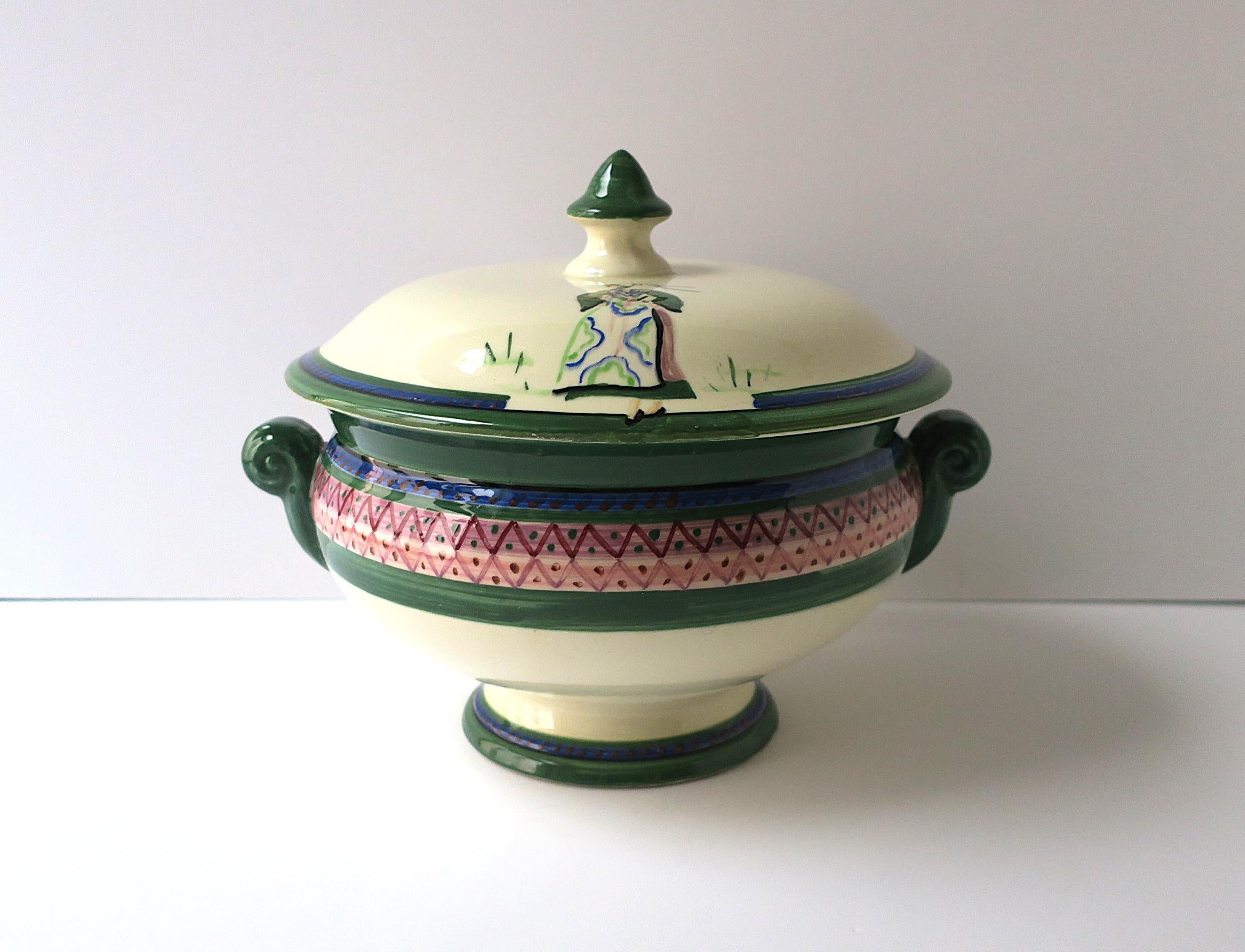 20ième siècle Soupière française Femme en robe en vente