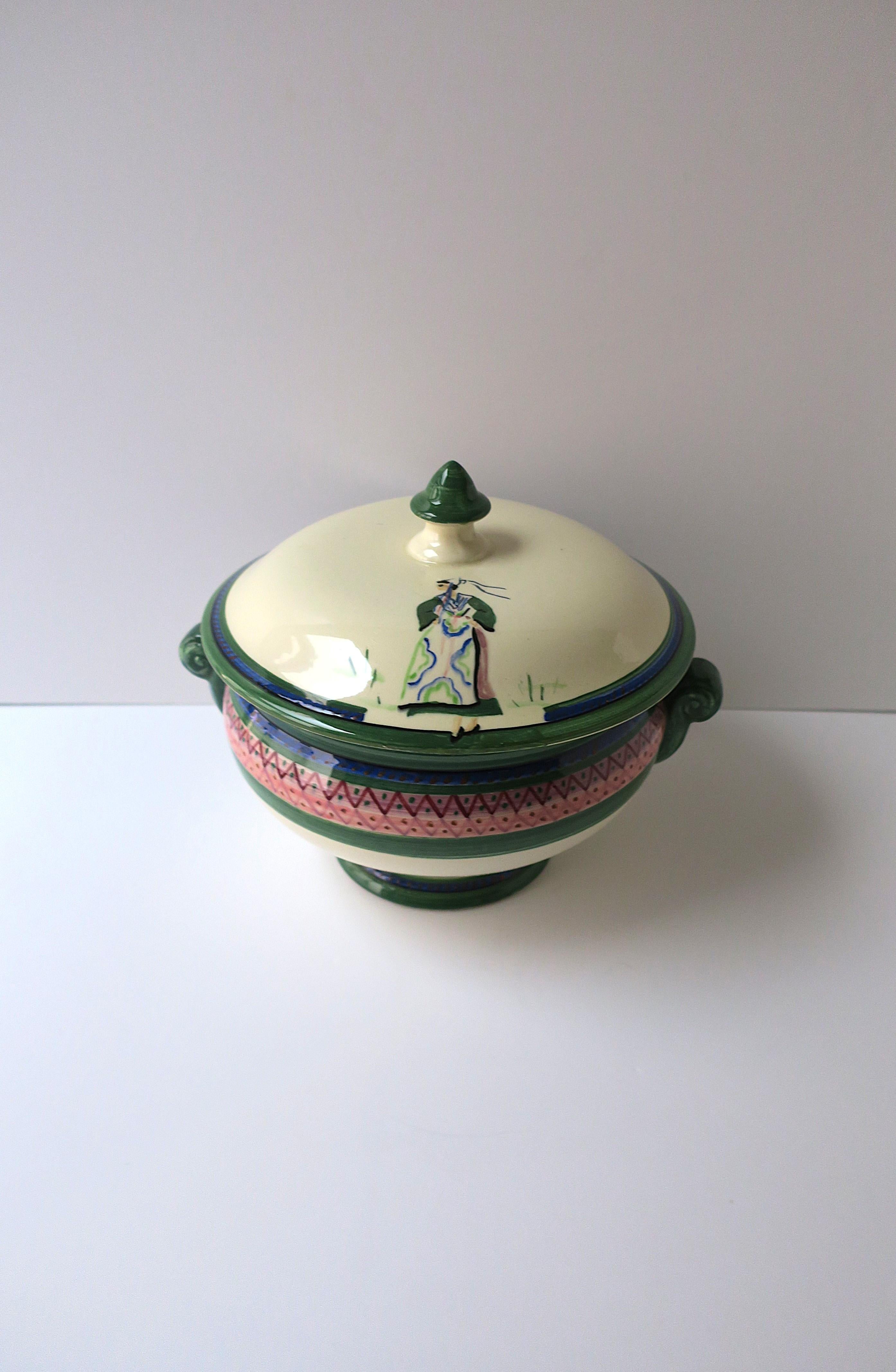 Faïence Soupière française Femme en robe en vente