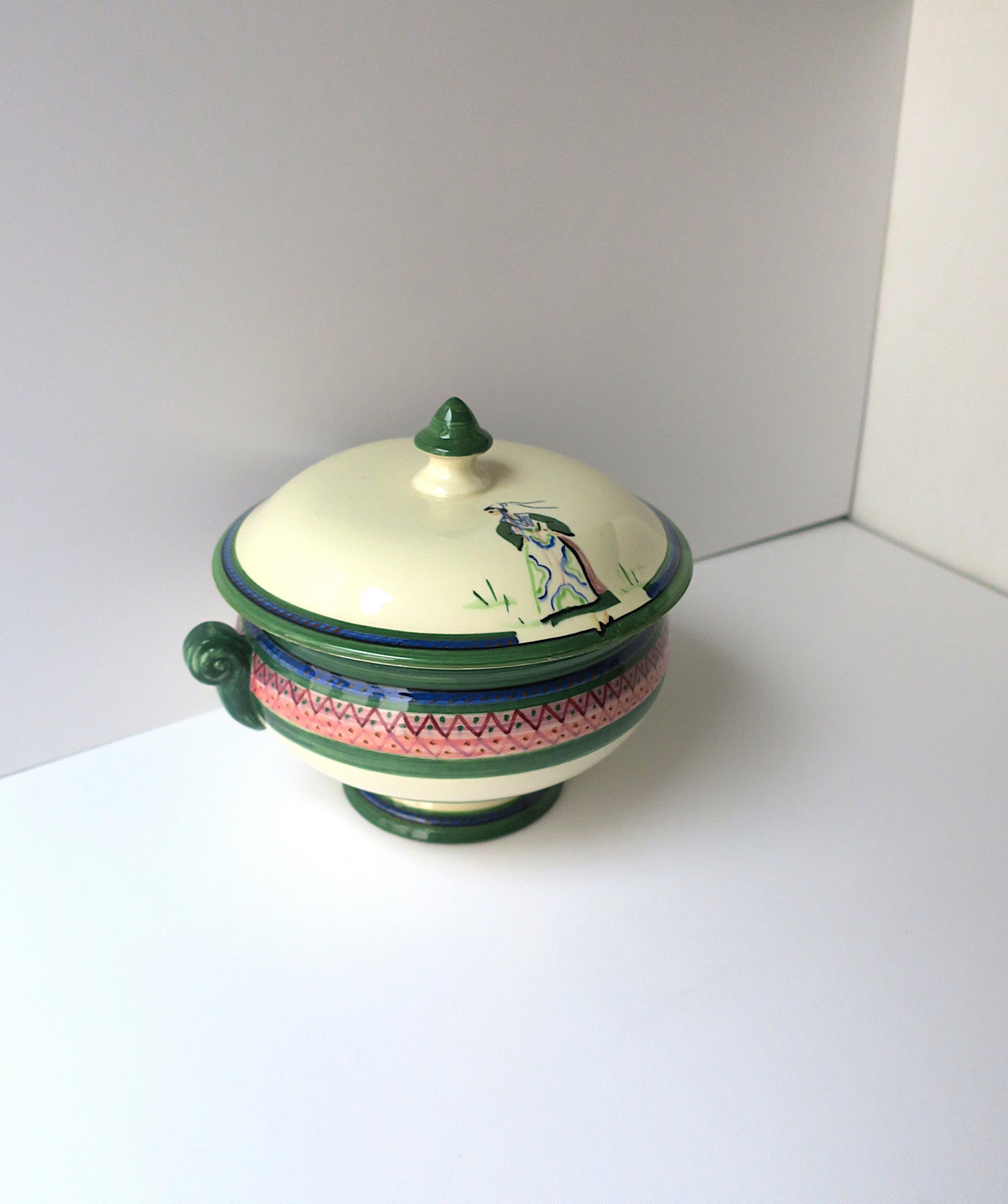 Soupière française Femme en robe en vente 1