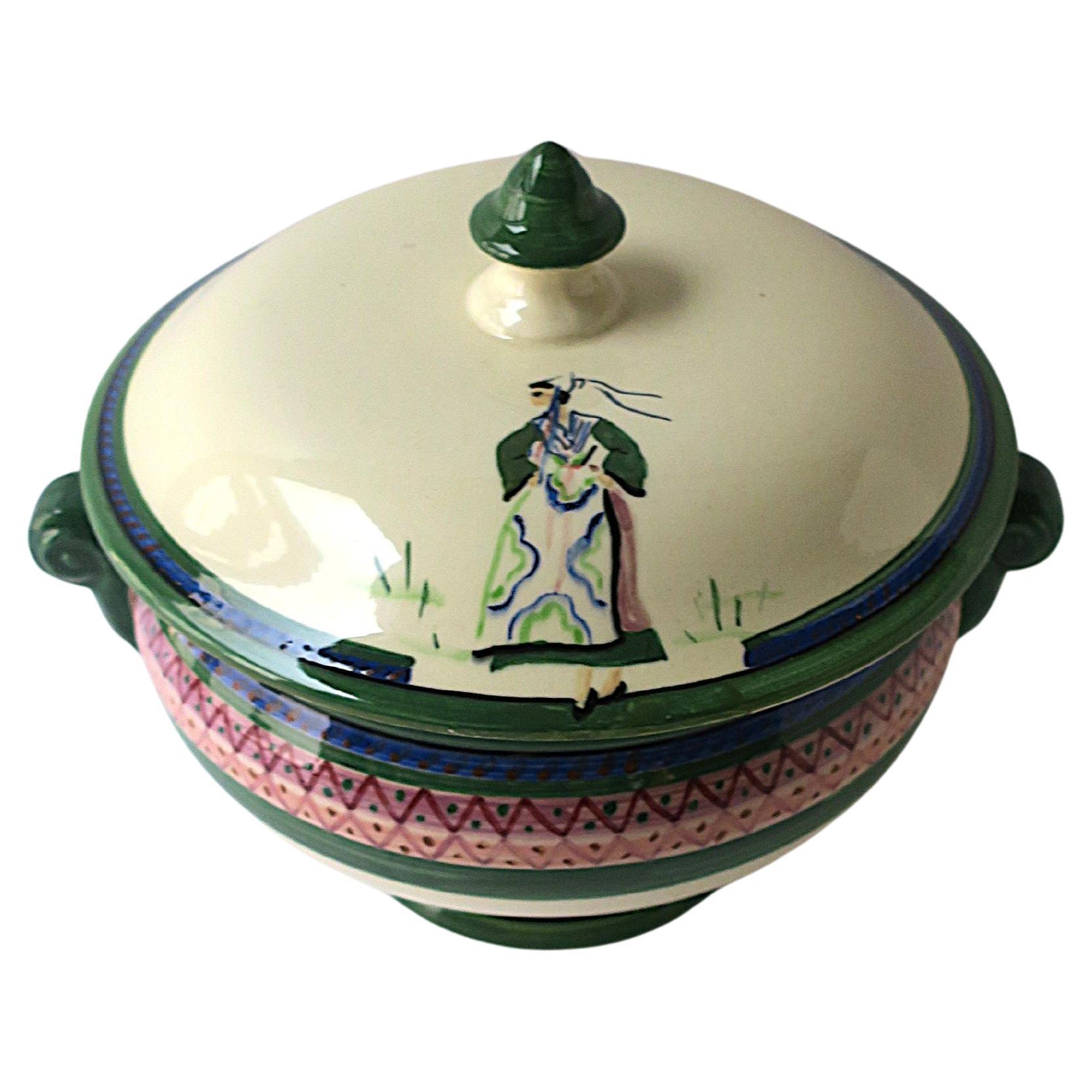 Soupière française Femme en robe en vente