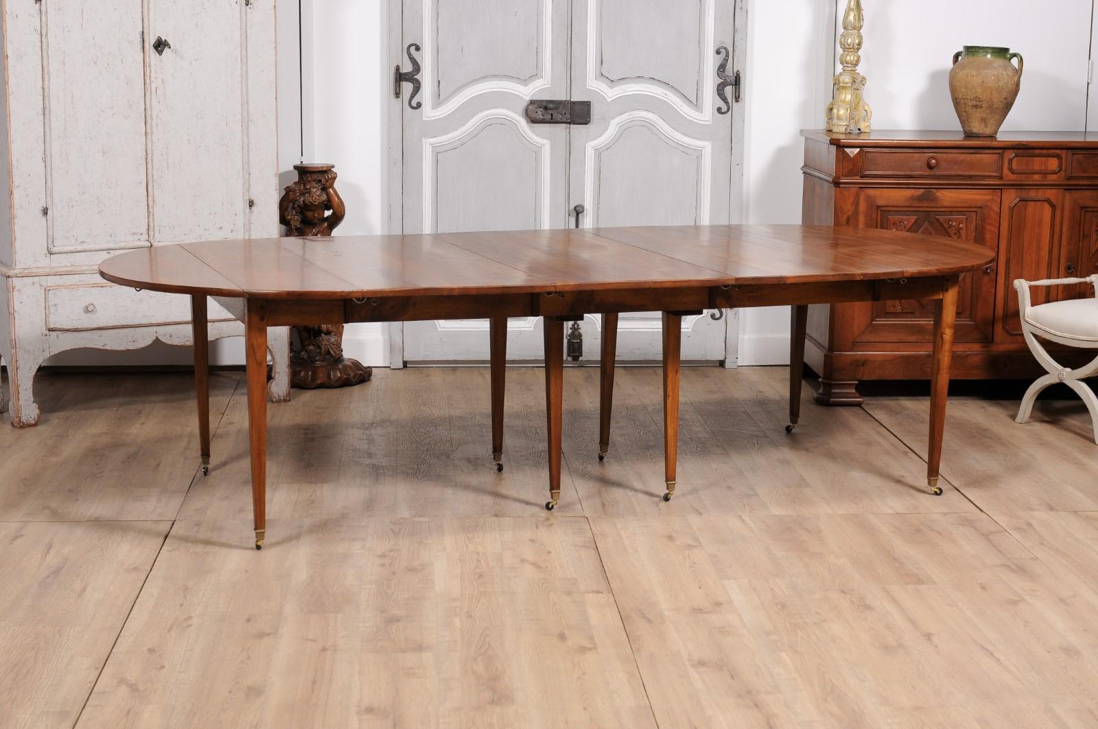 French Turn of the Century 1900s Walnut Extension Dining Table With Five Leaves For Sale 6