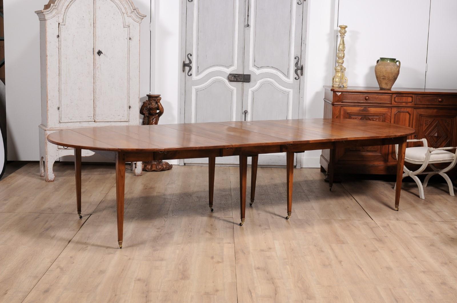 French Turn of the Century 1900s Walnut Extension Dining Table With Five Leaves For Sale 7