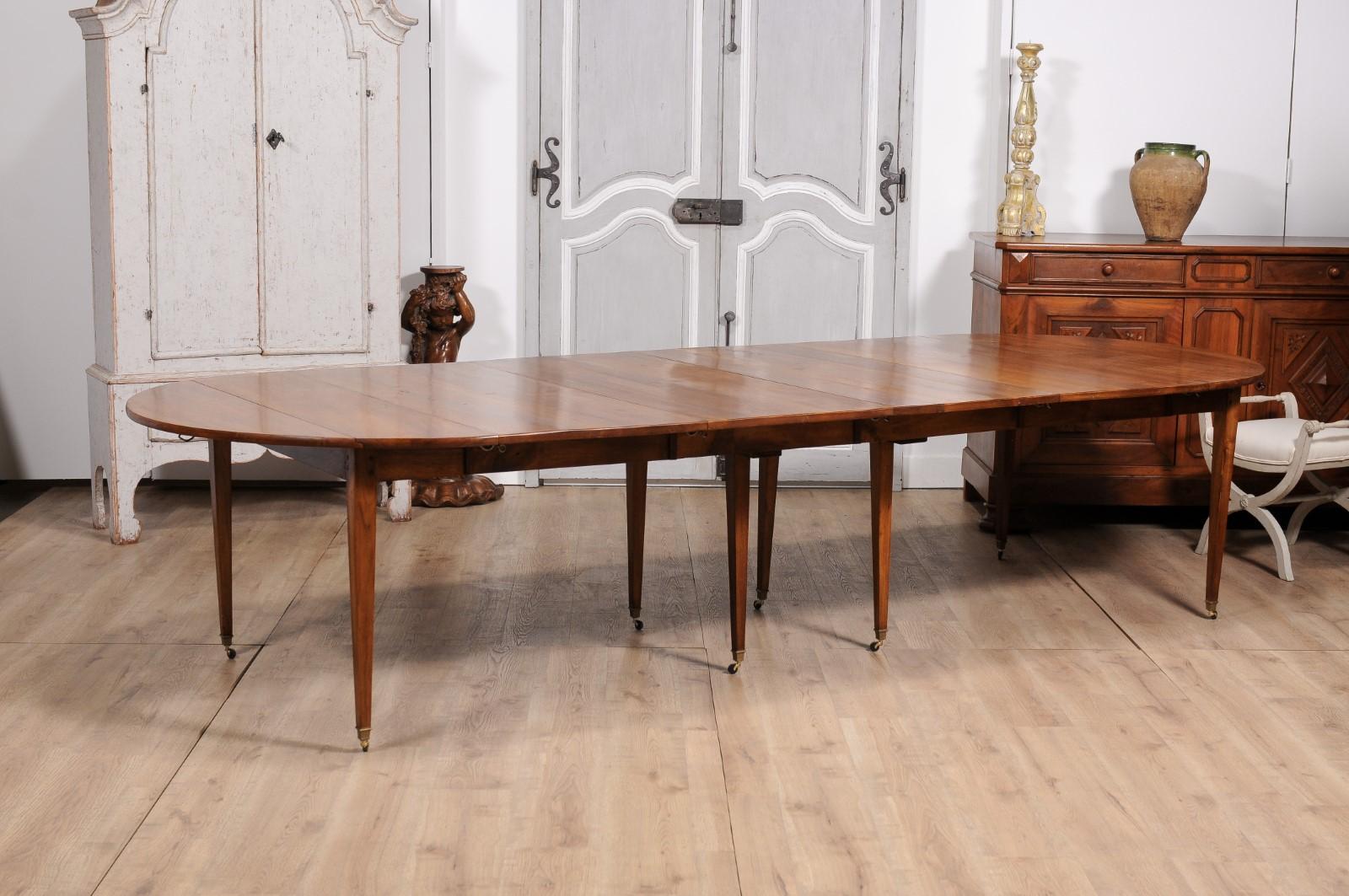 French Turn of the Century 1900s Walnut Extension Dining Table With Five Leaves For Sale 8