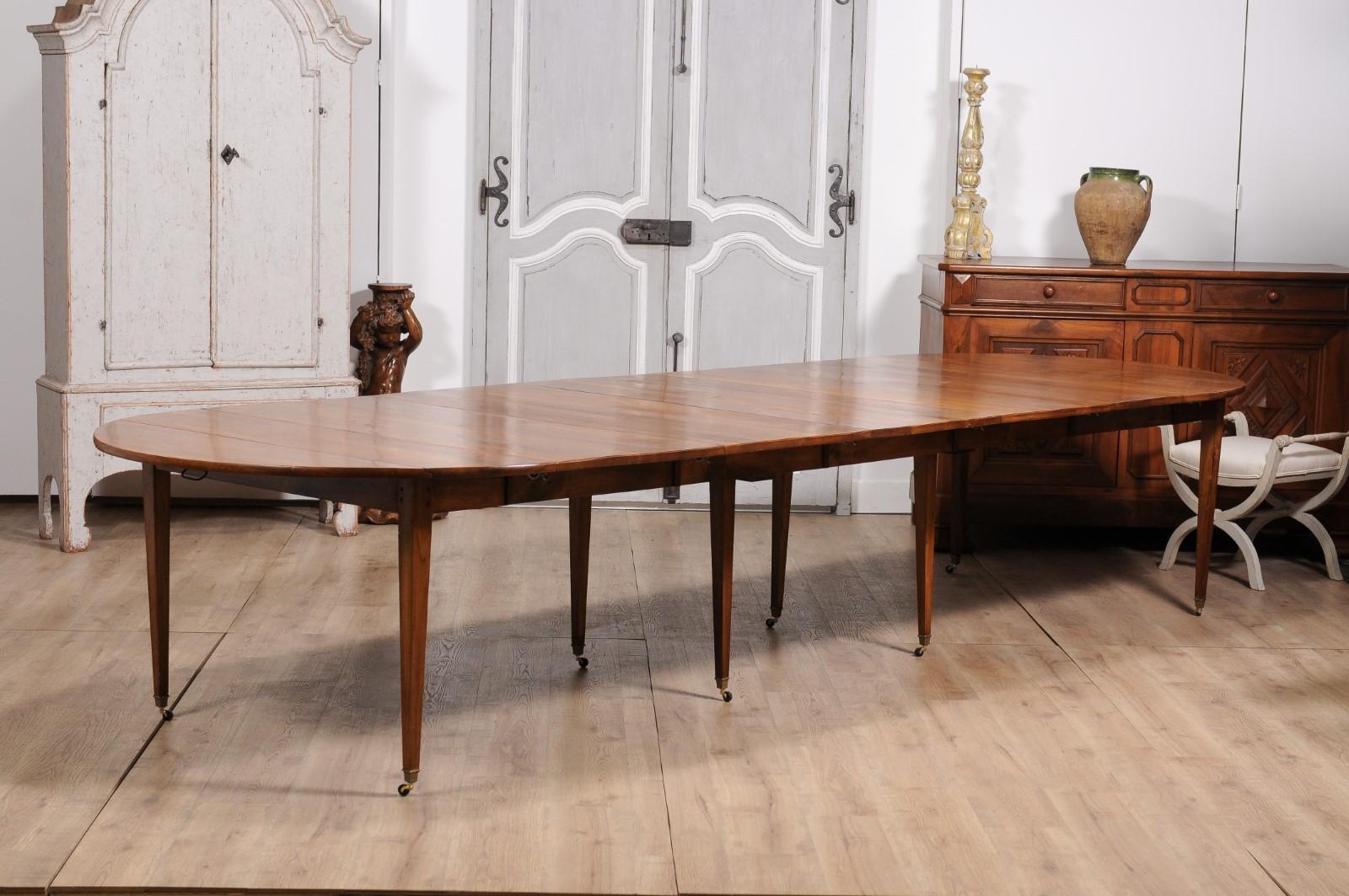 French Turn of the Century 1900s Walnut Extension Dining Table With Five Leaves For Sale 9