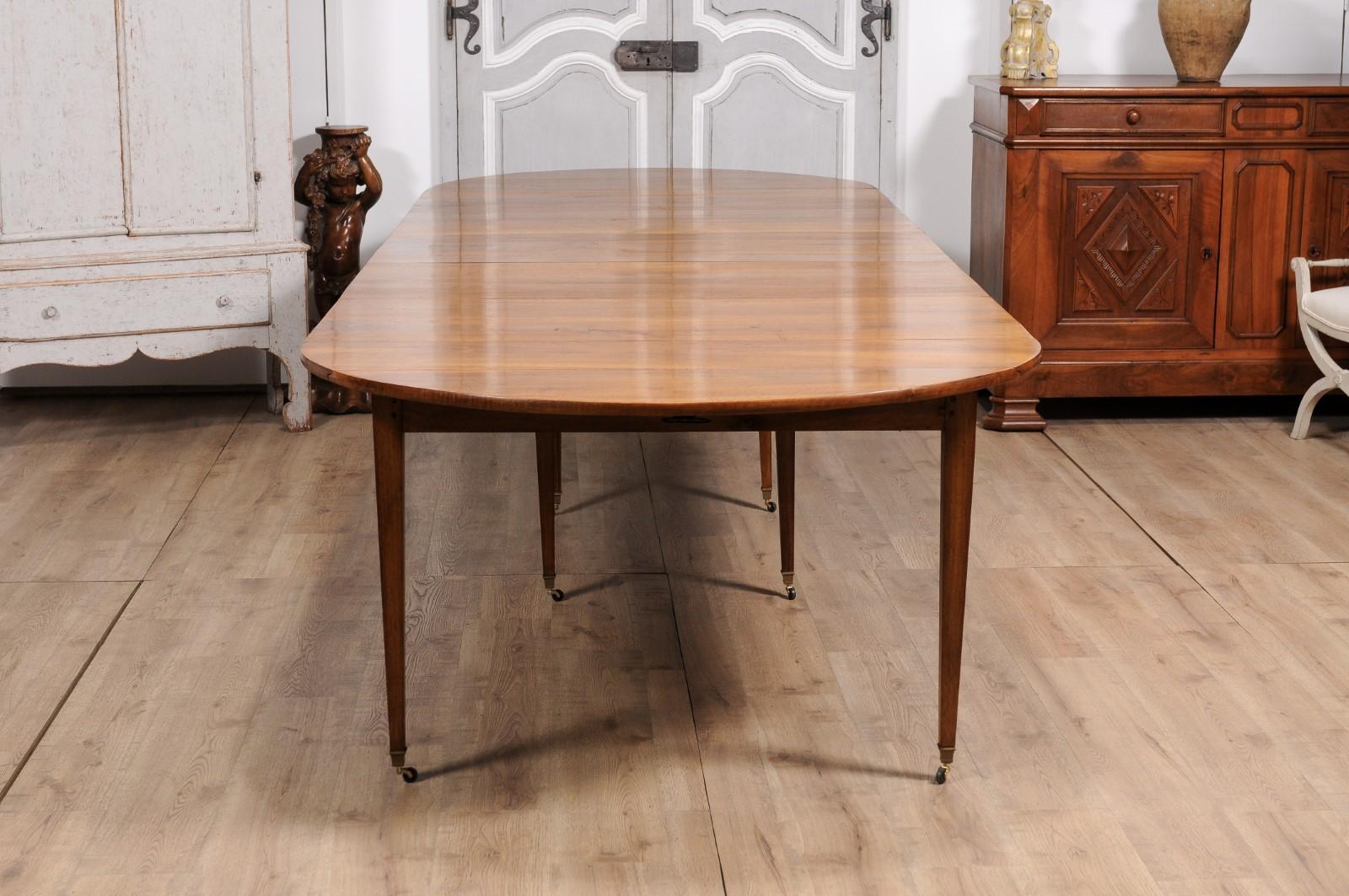 French Turn of the Century 1900s Walnut Extension Dining Table With Five Leaves For Sale 10