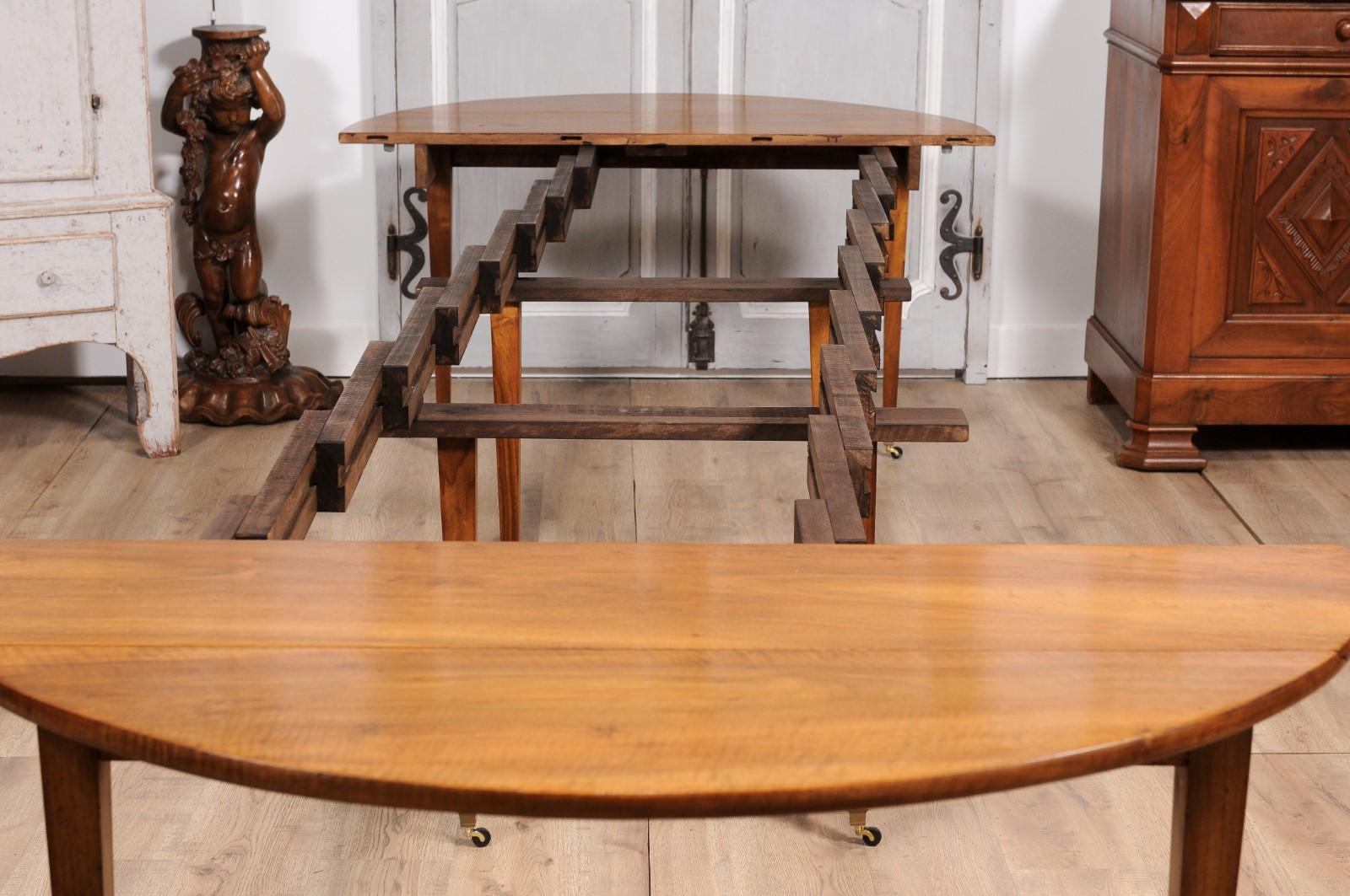 French Turn of the Century 1900s Walnut Extension Dining Table With Five Leaves For Sale 11