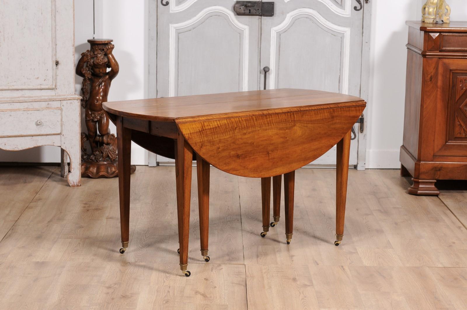 French Turn of the Century 1900s Walnut Extension Dining Table With Five Leaves In Good Condition For Sale In Atlanta, GA