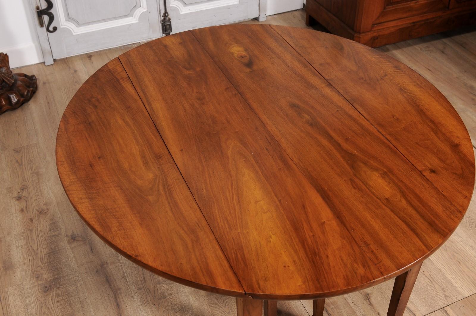 French Turn of the Century 1900s Walnut Extension Dining Table With Five Leaves For Sale 3