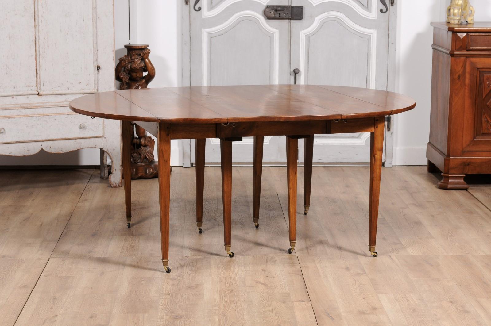 French Turn of the Century 1900s Walnut Extension Dining Table With Five Leaves For Sale 4