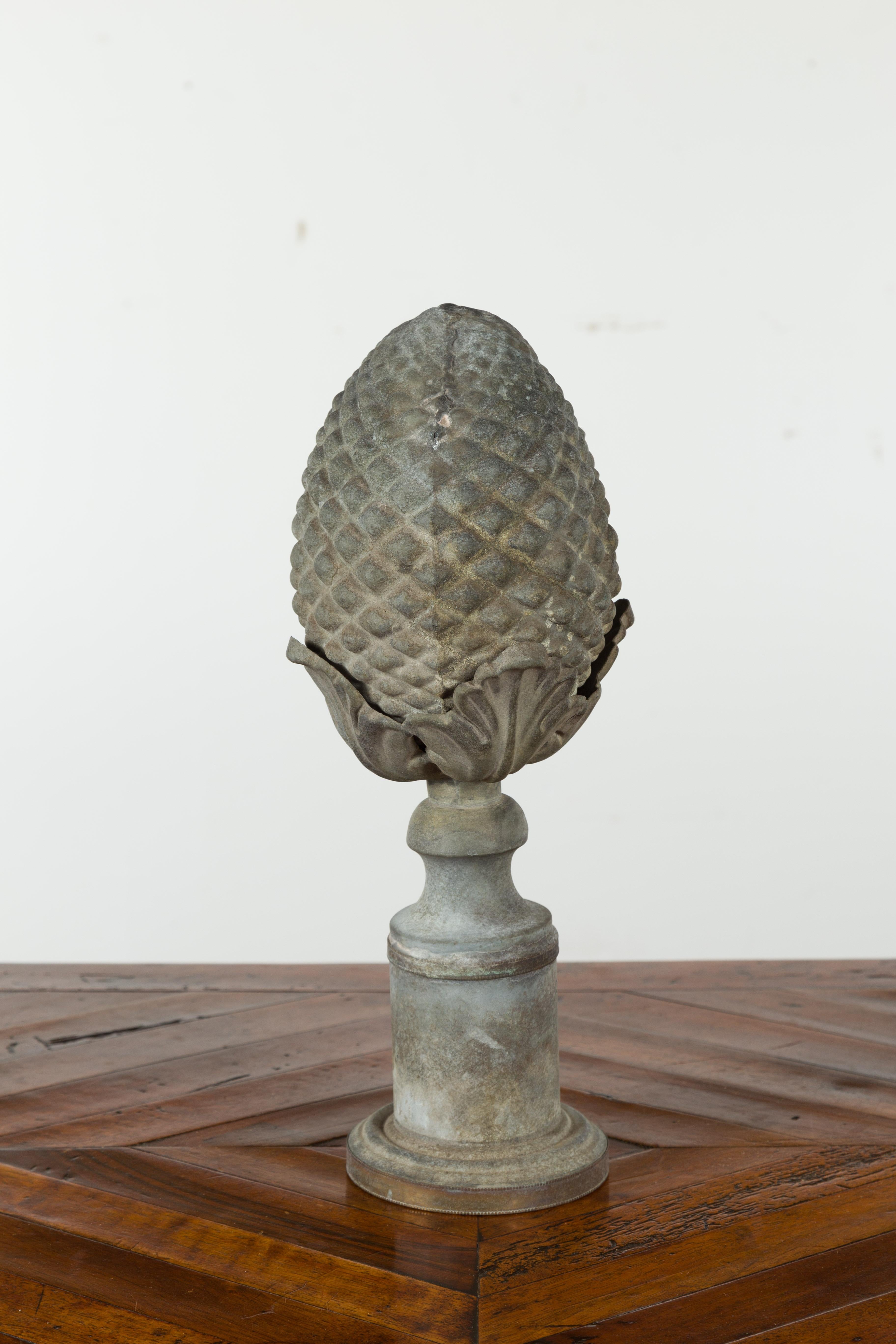 Frammento di pigna in zinco francese di fine secolo 1900 con foglie d'acanto in vendita 3
