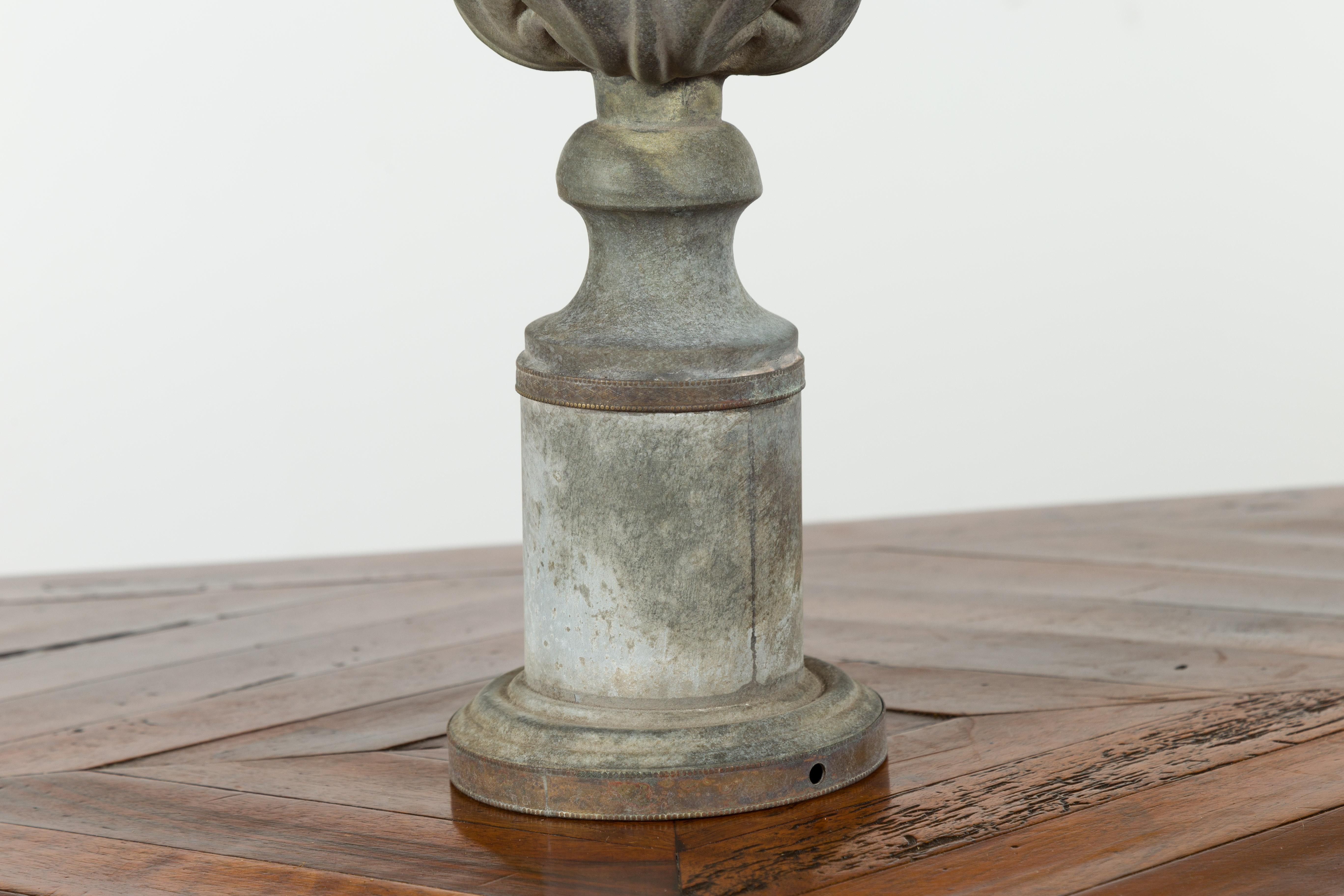 Zinco Frammento di pigna in zinco francese di fine secolo 1900 con foglie d'acanto in vendita