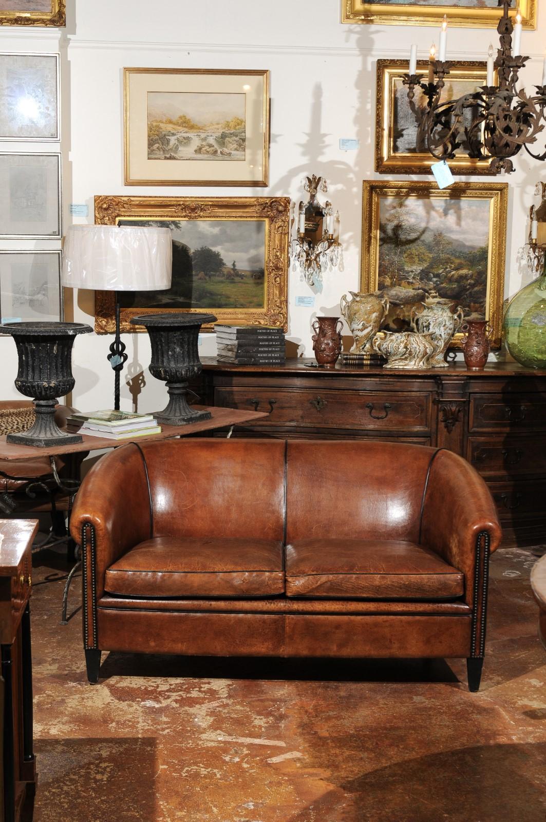 20ième siècle Canapé français du début du siècle en cuir marron avec garniture à têtes de clous, vers 1900