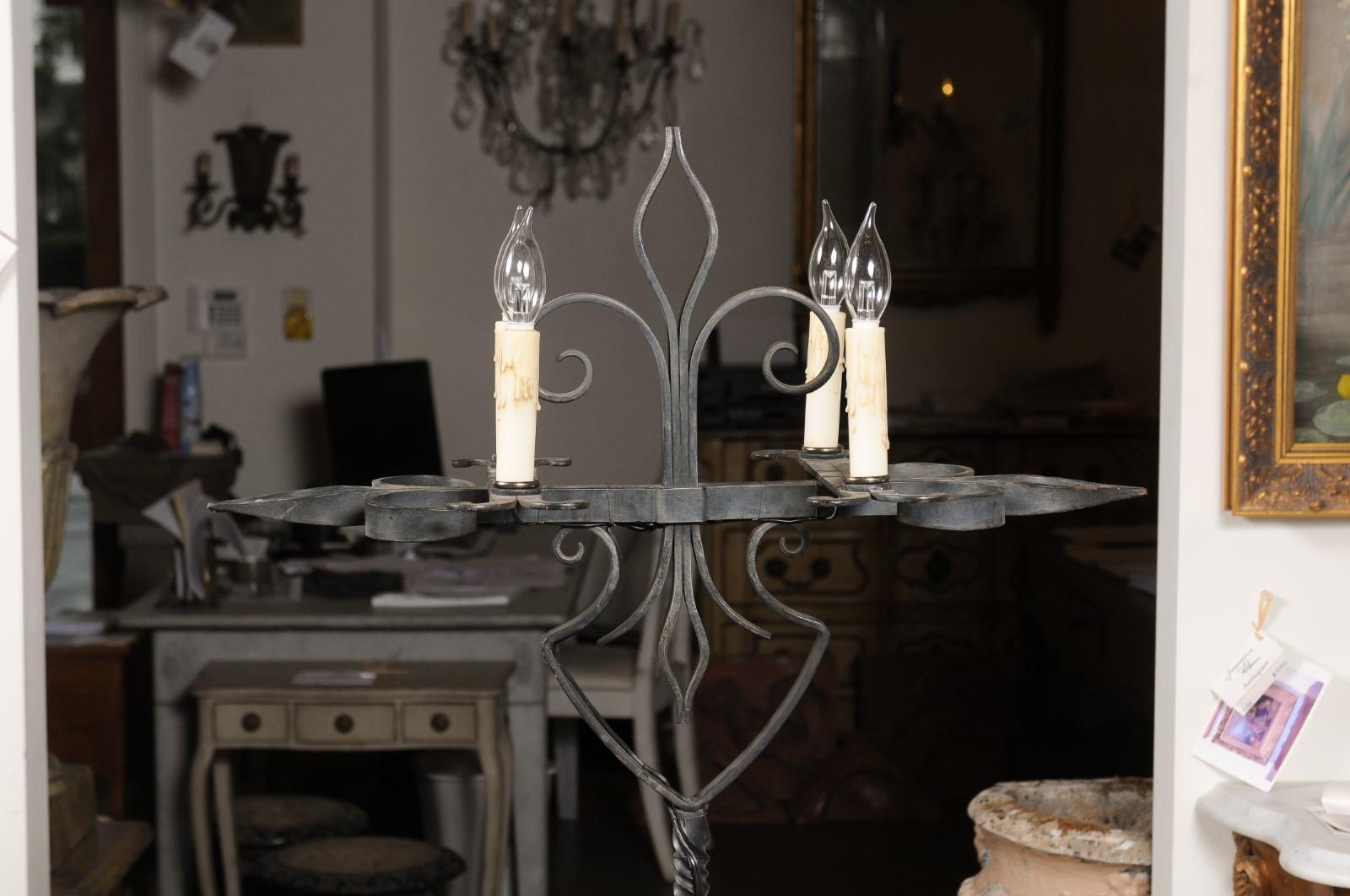 Lampadaire en fer forgé à quatre lumières de style candélabre français du début du siècle en vente 5