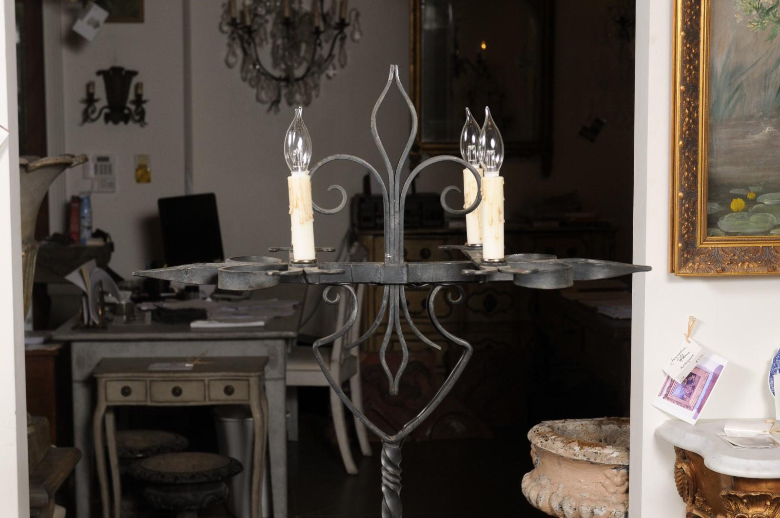 Lampadaire en fer forgé à quatre lumières de style candélabre français du début du siècle en vente 8