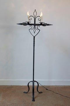 Lámpara de pie francesa de cuatro luces de hierro forjado estilo candelabro de fin de siglo