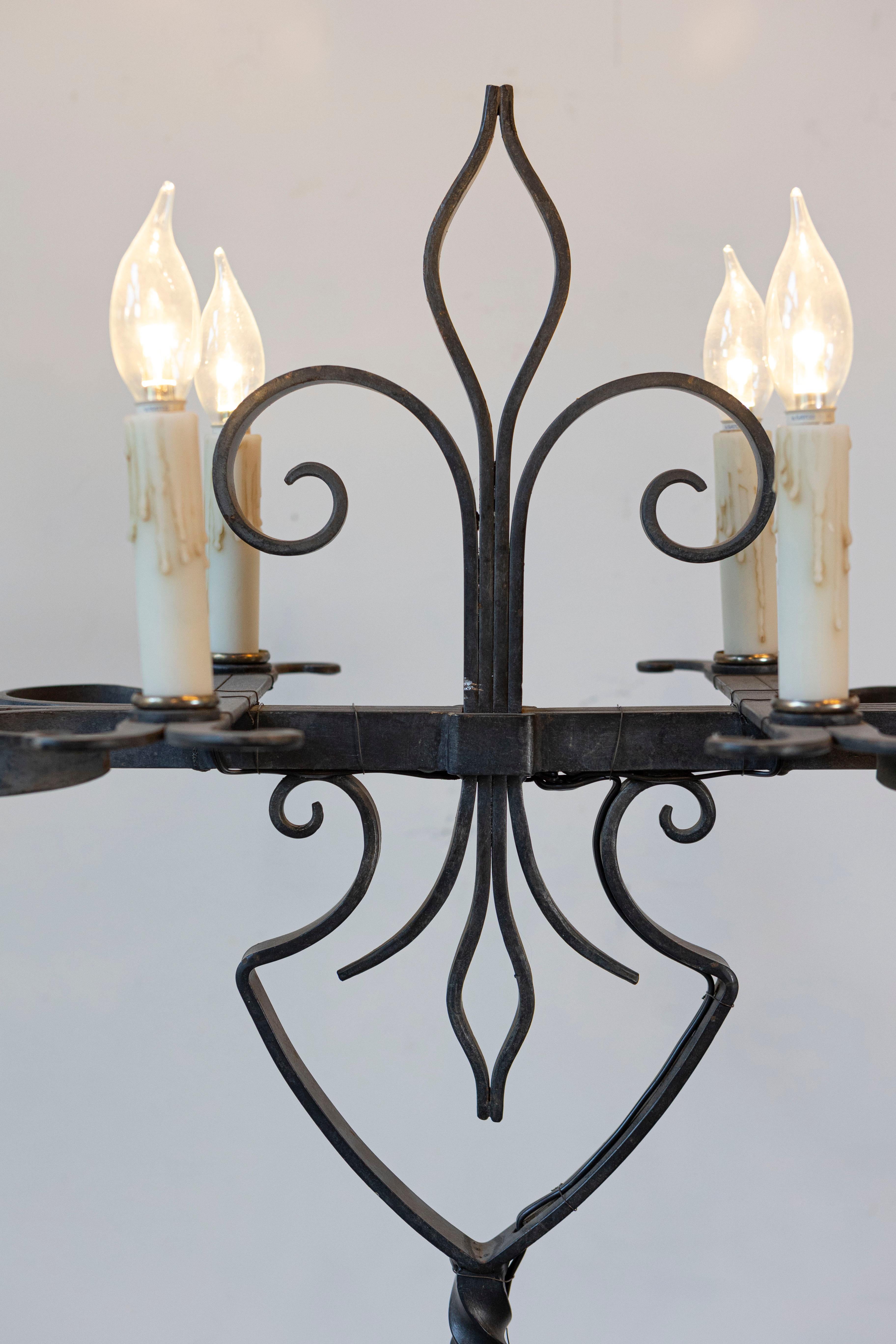 Lámpara de pie francesa de cuatro luces de hierro forjado estilo candelabro de fin de siglo Francés en venta