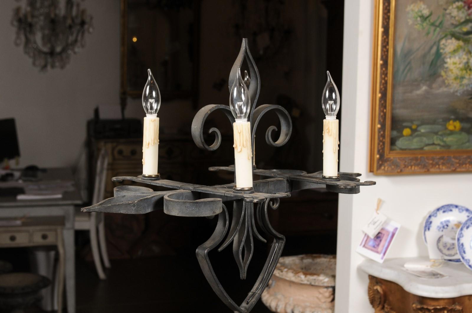 20ième siècle Lampadaire en fer forgé à quatre lumières de style candélabre français du début du siècle en vente