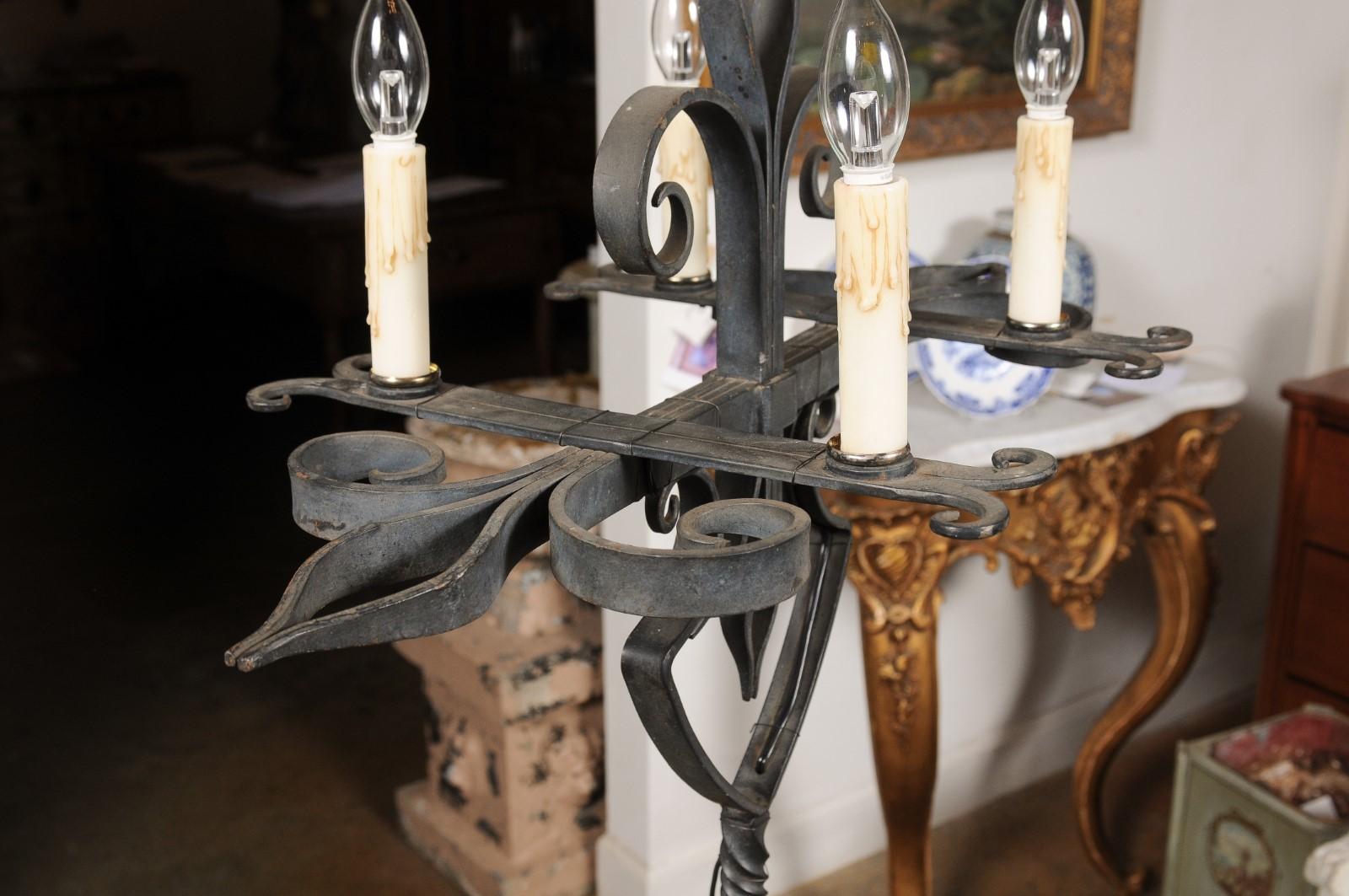 Lampadaire en fer forgé à quatre lumières de style candélabre français du début du siècle en vente 1