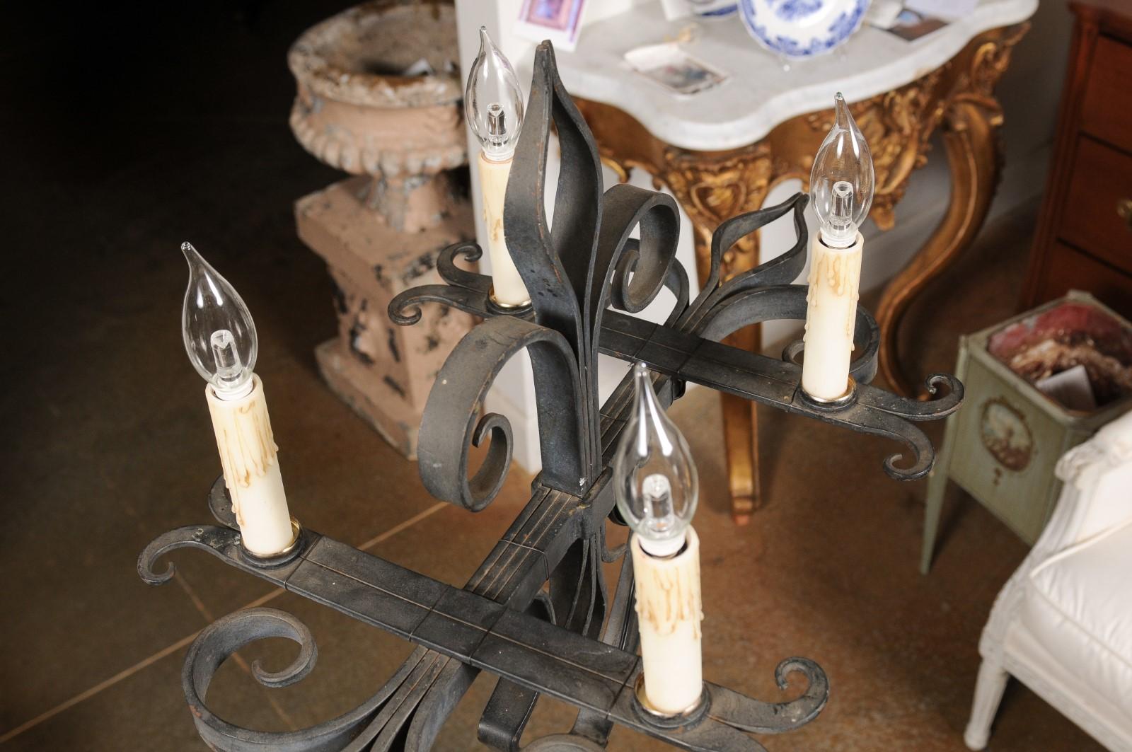Lampadaire en fer forgé à quatre lumières de style candélabre français du début du siècle en vente 2