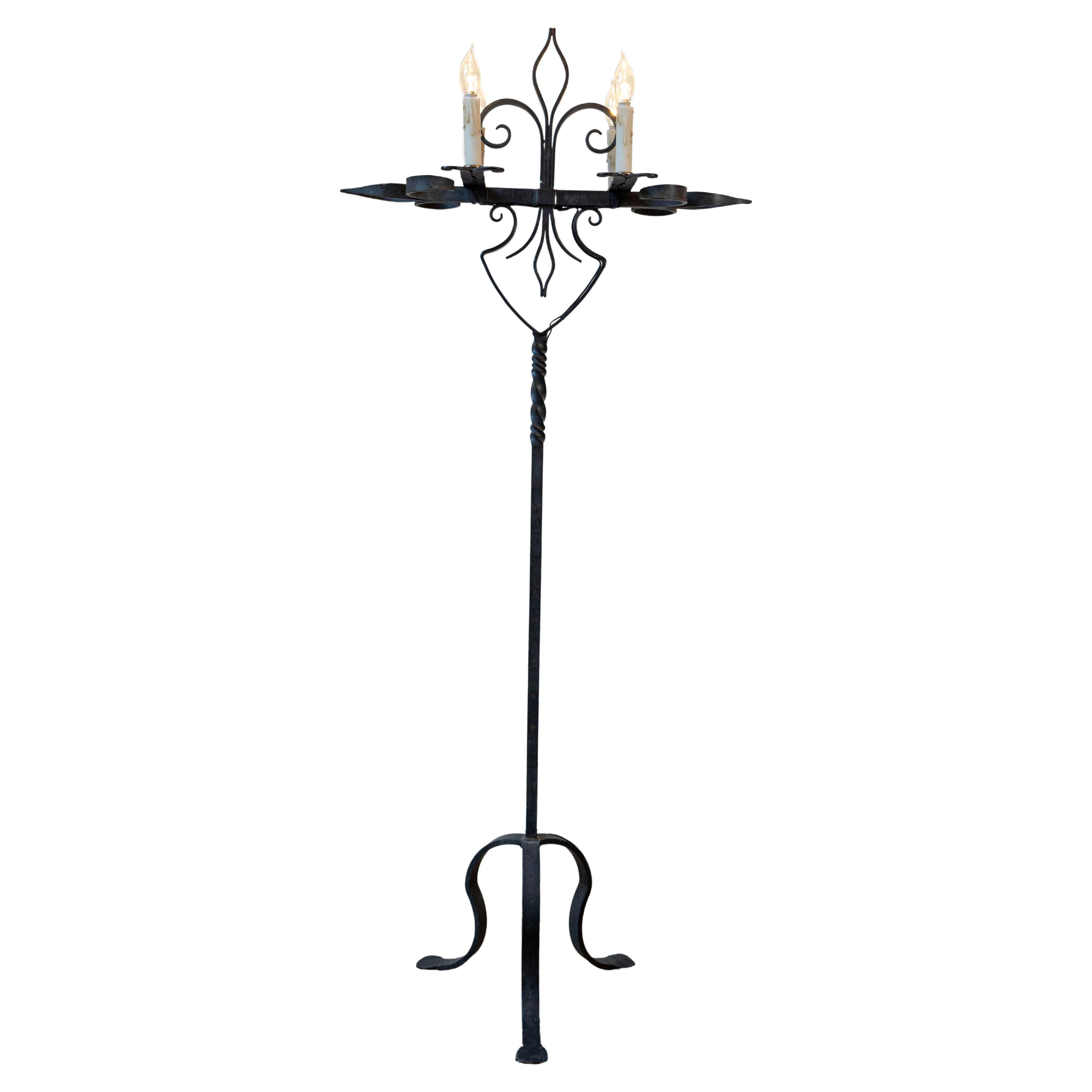Lampada da terra francese di fine secolo a quattro luci in ferro battuto in stile candelabro