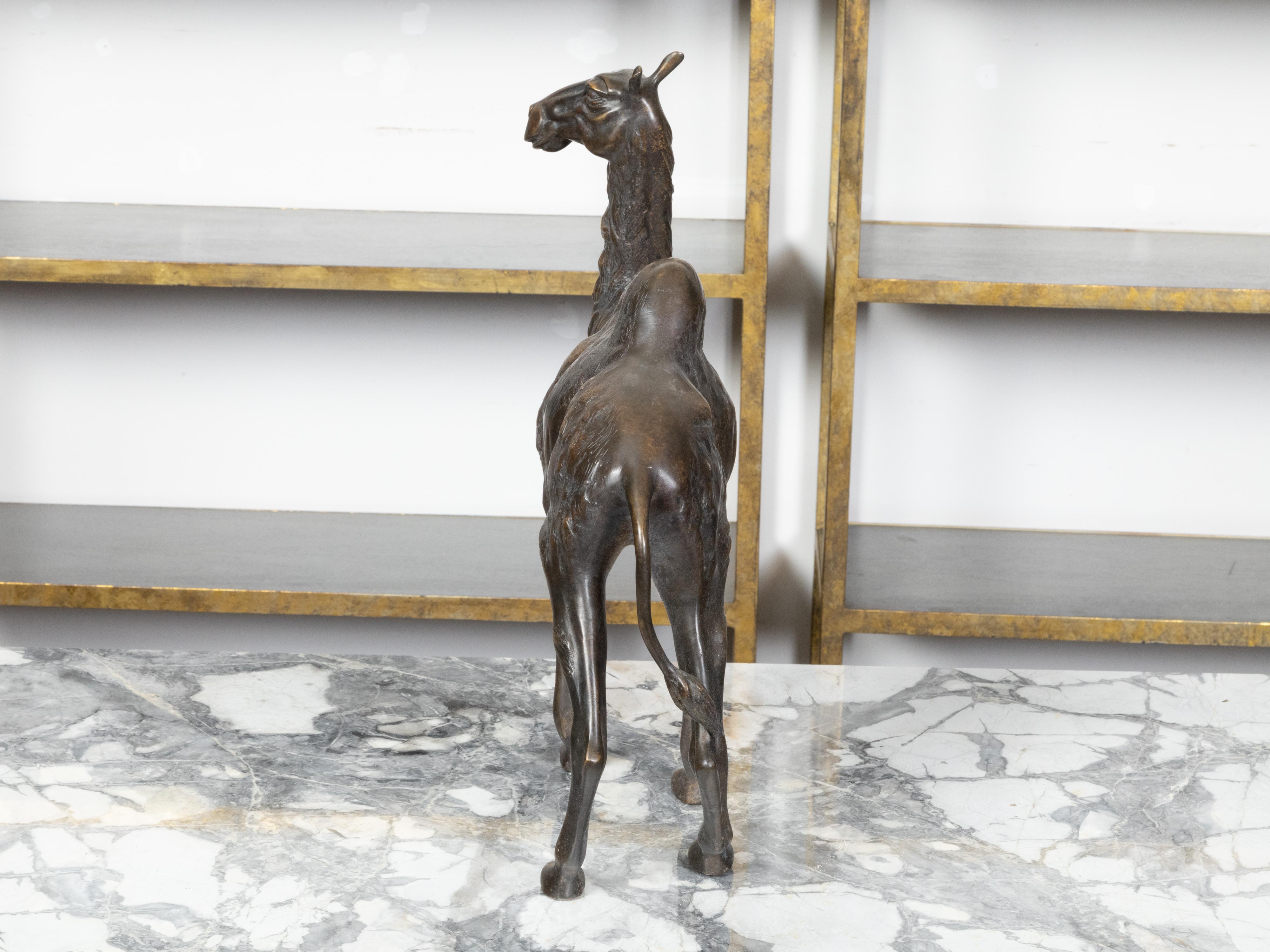 Français Statuette française du début du siècle en bronze coulé représentant un camel avec une patine foncée, années 1900 en vente