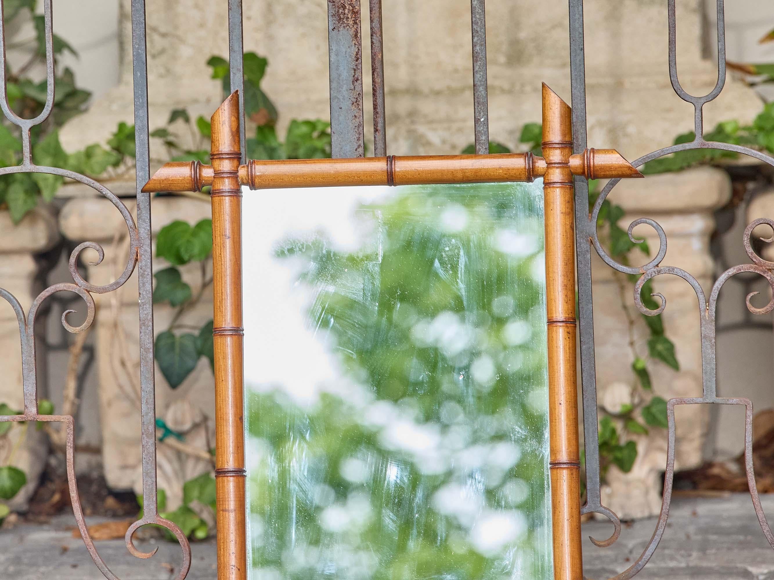 Espejo de Pared Francés de Faux Bambú de Fin de Siglo en Madera Tono Miel en Bueno estado para la venta en Atlanta, GA