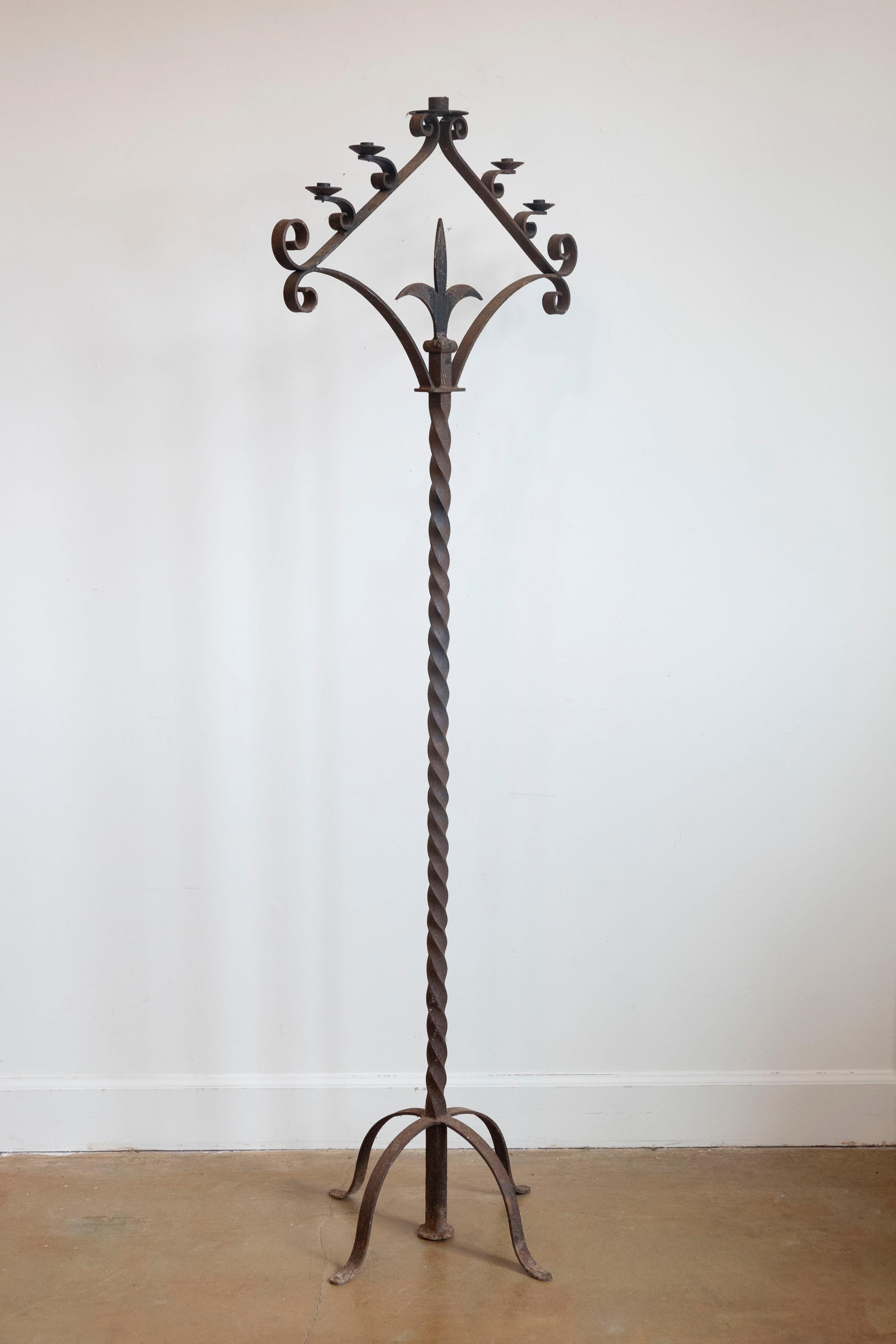 Francese Candelabro da terra francese di fine secolo in ferro con cinque grilli in vendita
